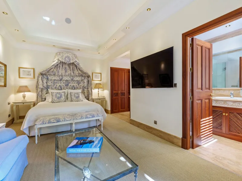This outstanding Andalusian-style villa is presented in excellent condition and occupies a privileged position in Las Lomas del Marbella Club, at the very heart of Marbella's prestigious Golden Mile. Surrounded by 20,000 m² of lush green forest, the prope