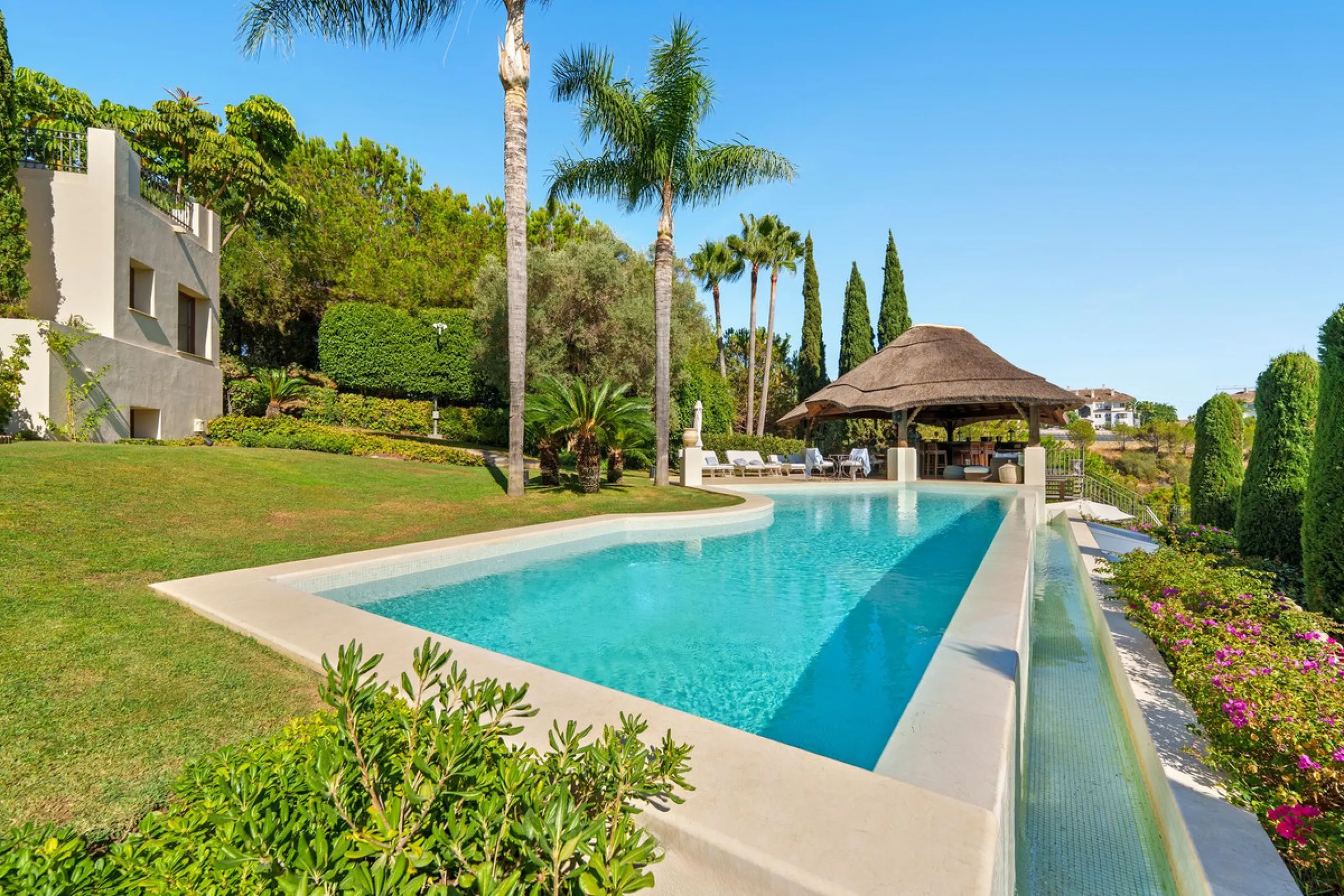 This outstanding Andalusian-style villa is presented in excellent condition and occupies a privileged position in Las Lomas del Marbella Club, at the very heart of Marbella's prestigious Golden Mile. Surrounded by 20,000 m² of lush green forest, the prope