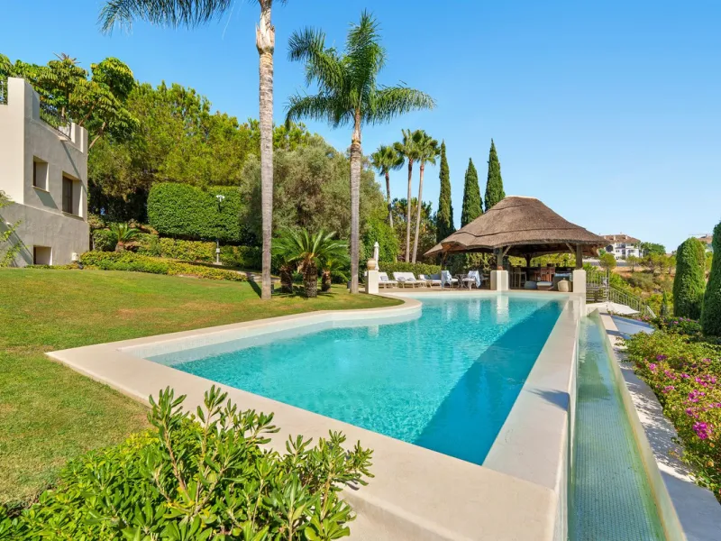 This outstanding Andalusian-style villa is presented in excellent condition and occupies a privileged position in Las Lomas del Marbella Club, at the very heart of Marbella's prestigious Golden Mile. Surrounded by 20,000 m² of lush green forest, the prope