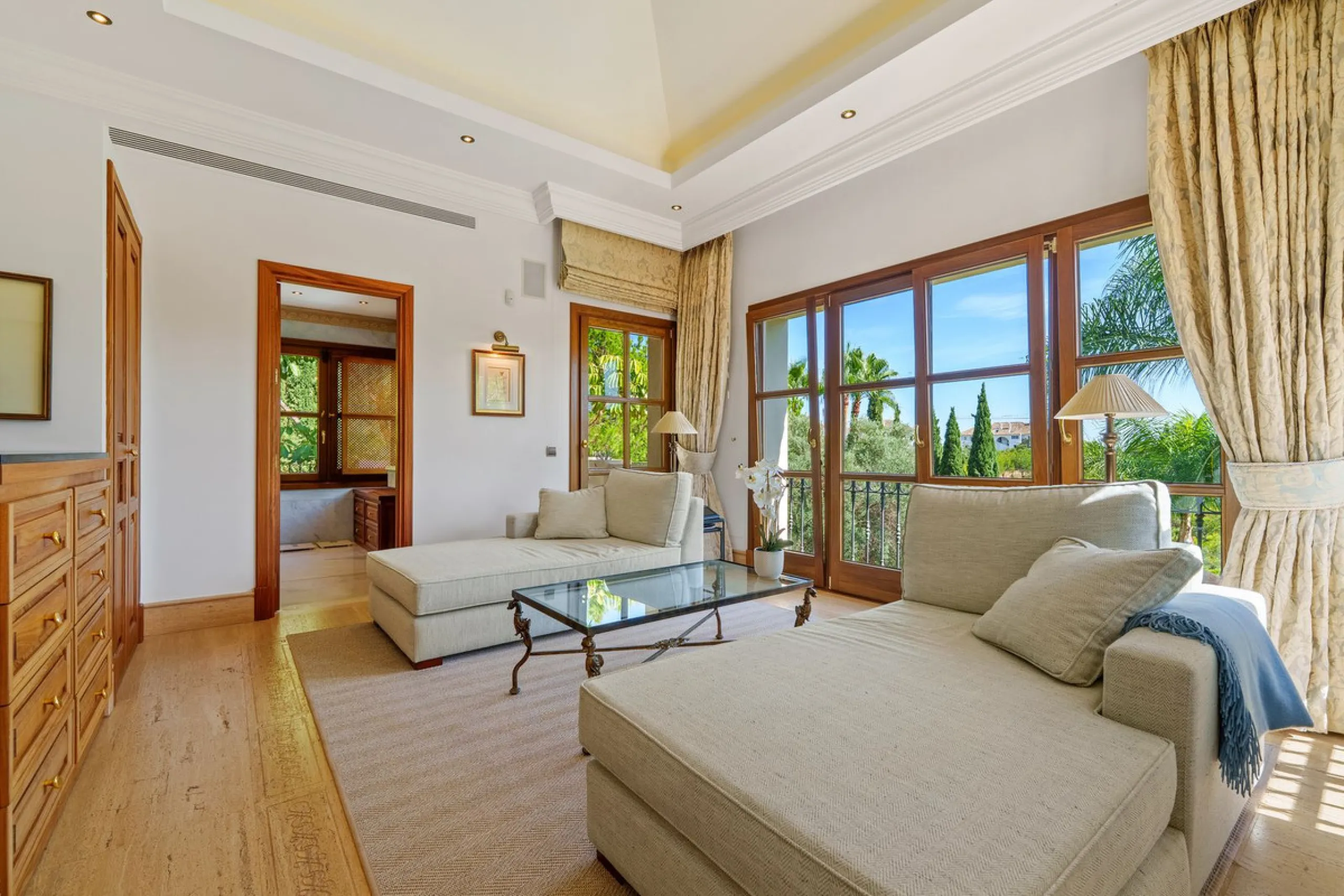 This outstanding Andalusian-style villa is presented in excellent condition and occupies a privileged position in Las Lomas del Marbella Club, at the very heart of Marbella's prestigious Golden Mile. Surrounded by 20,000 m² of lush green forest, the prope