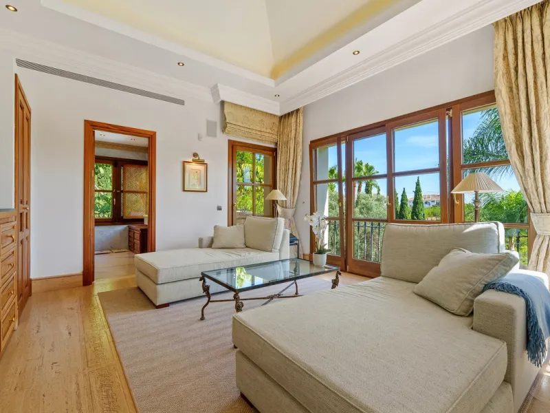 This outstanding Andalusian-style villa is presented in excellent condition and occupies a privileged position in Las Lomas del Marbella Club, at the very heart of Marbella's prestigious Golden Mile. Surrounded by 20,000 m² of lush green forest, the prope