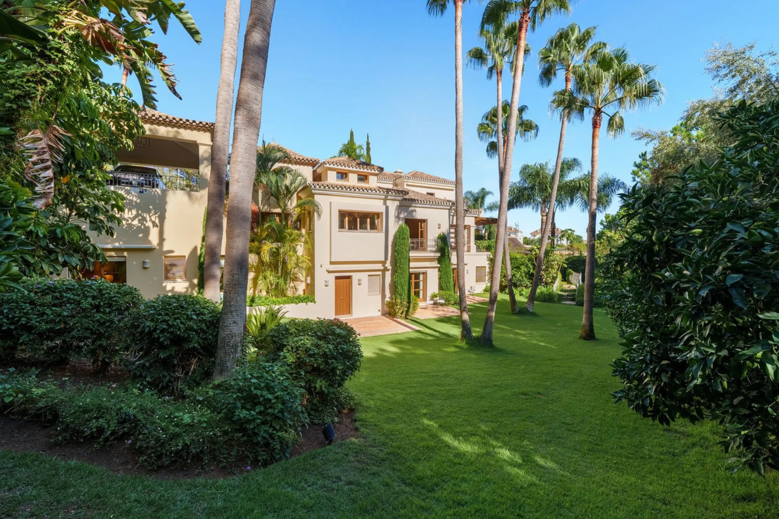 This outstanding Andalusian-style villa is presented in excellent condition and occupies a privileged position in Las Lomas del Marbella Club, at the very heart of Marbella's prestigious Golden Mile. Surrounded by 20,000 m² of lush green forest, the prope