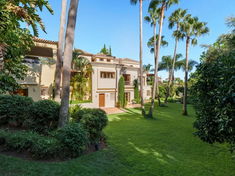 This outstanding Andalusian-style villa is presented in excellent condition and occupies a privileged position in Las Lomas del Marbella Club, at the very heart of Marbella's prestigious Golden Mile. Surrounded by 20,000 m² of lush green forest, the prope