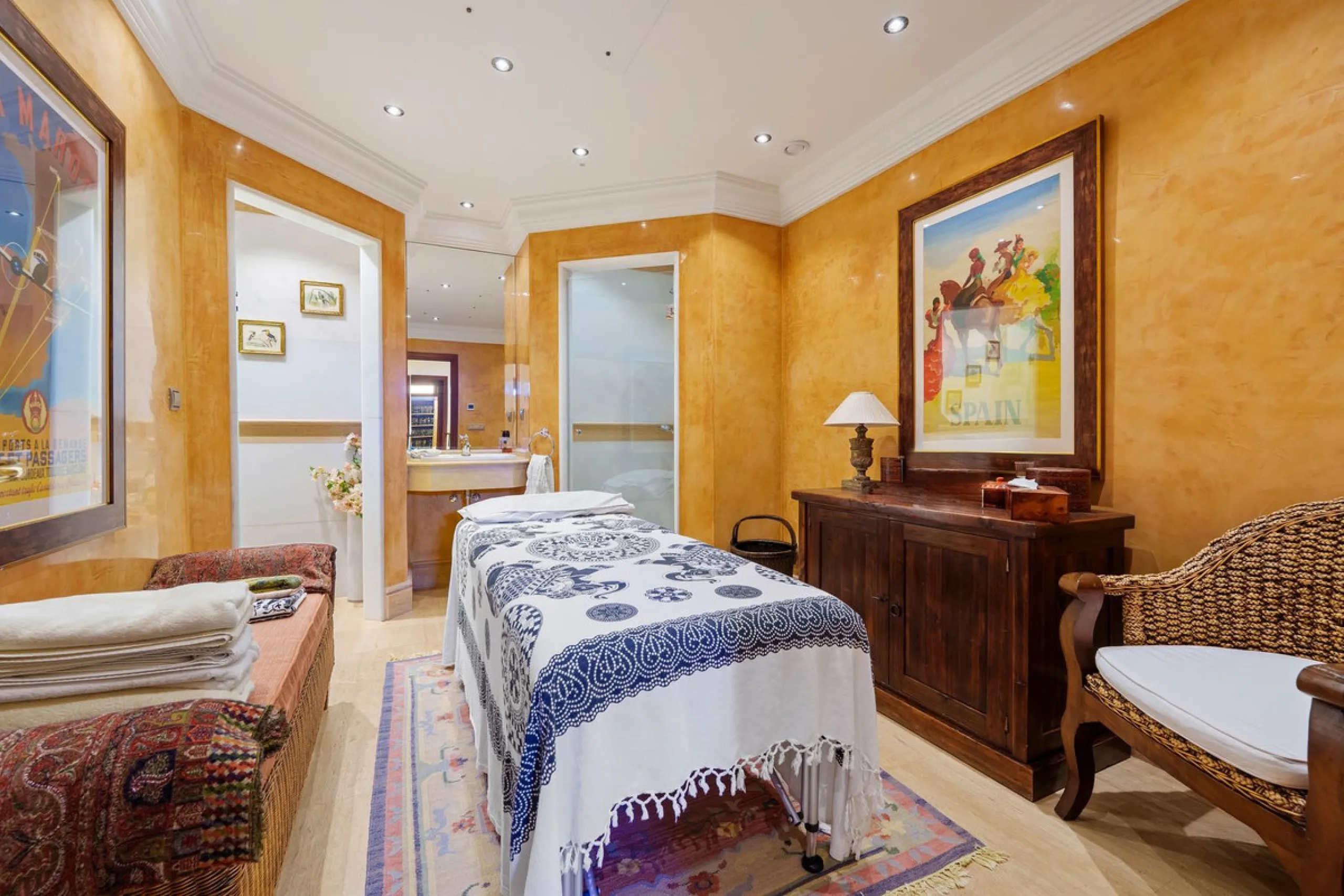 This outstanding Andalusian-style villa is presented in excellent condition and occupies a privileged position in Las Lomas del Marbella Club, at the very heart of Marbella's prestigious Golden Mile. Surrounded by 20,000 m² of lush green forest, the prope