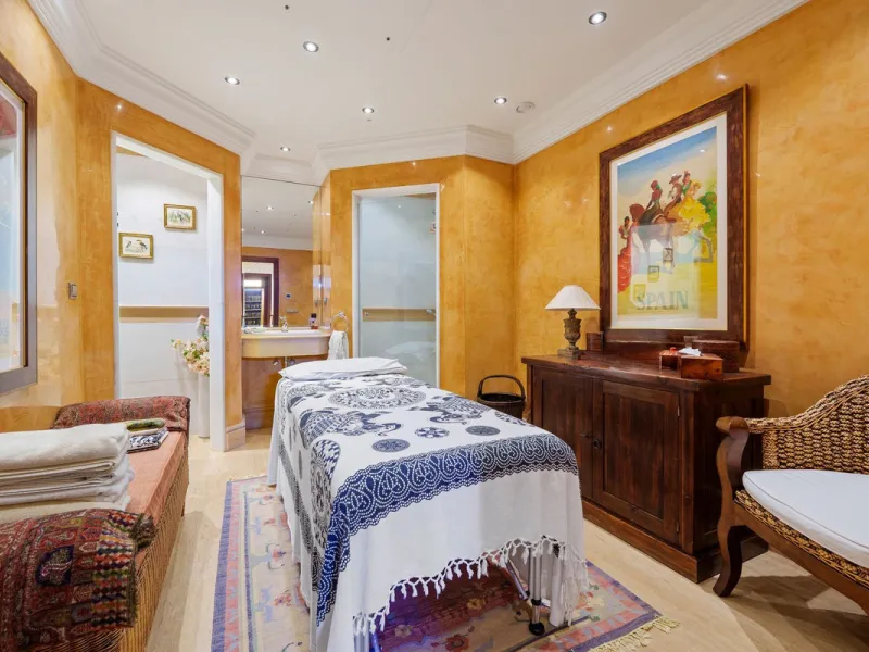 This outstanding Andalusian-style villa is presented in excellent condition and occupies a privileged position in Las Lomas del Marbella Club, at the very heart of Marbella's prestigious Golden Mile. Surrounded by 20,000 m² of lush green forest, the prope