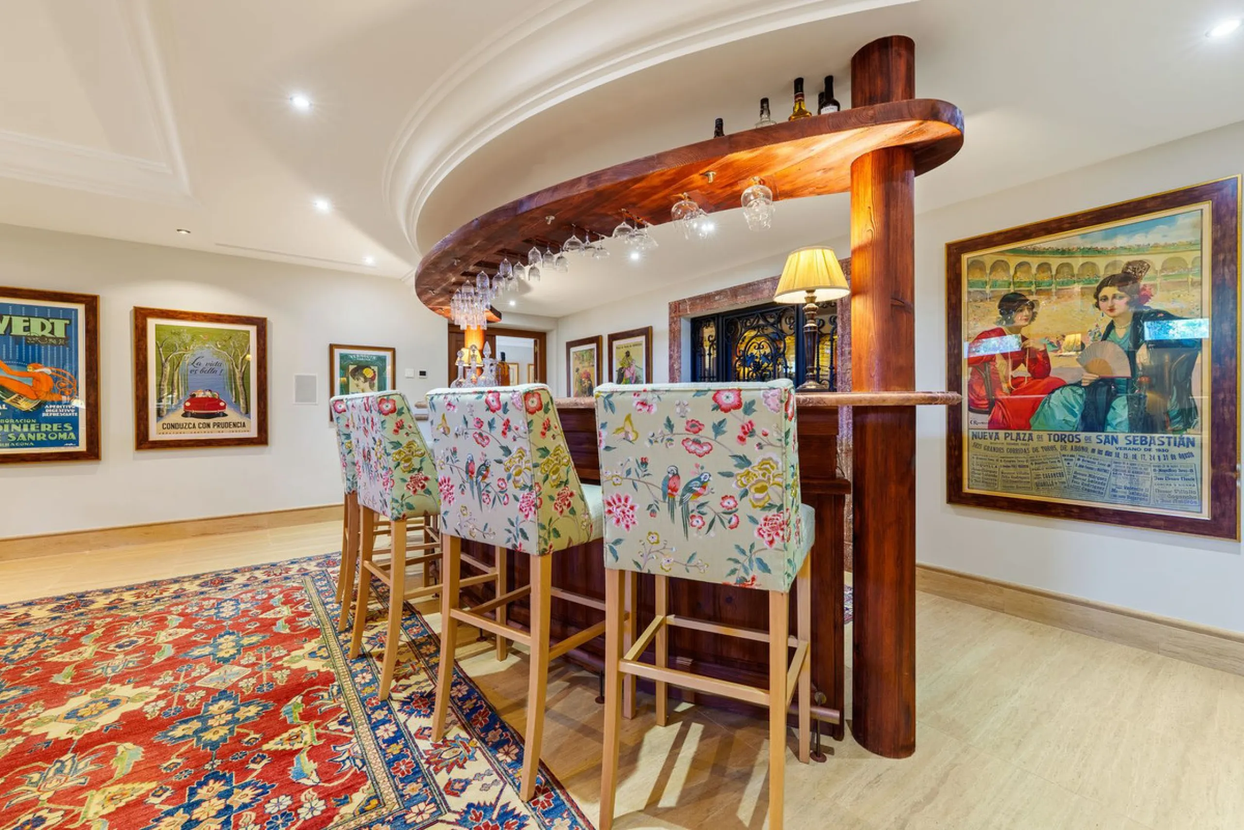 This outstanding Andalusian-style villa is presented in excellent condition and occupies a privileged position in Las Lomas del Marbella Club, at the very heart of Marbella's prestigious Golden Mile. Surrounded by 20,000 m² of lush green forest, the prope