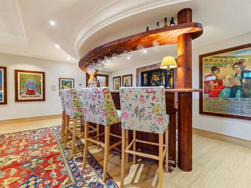This outstanding Andalusian-style villa is presented in excellent condition and occupies a privileged position in Las Lomas del Marbella Club, at the very heart of Marbella's prestigious Golden Mile. Surrounded by 20,000 m² of lush green forest, the prope