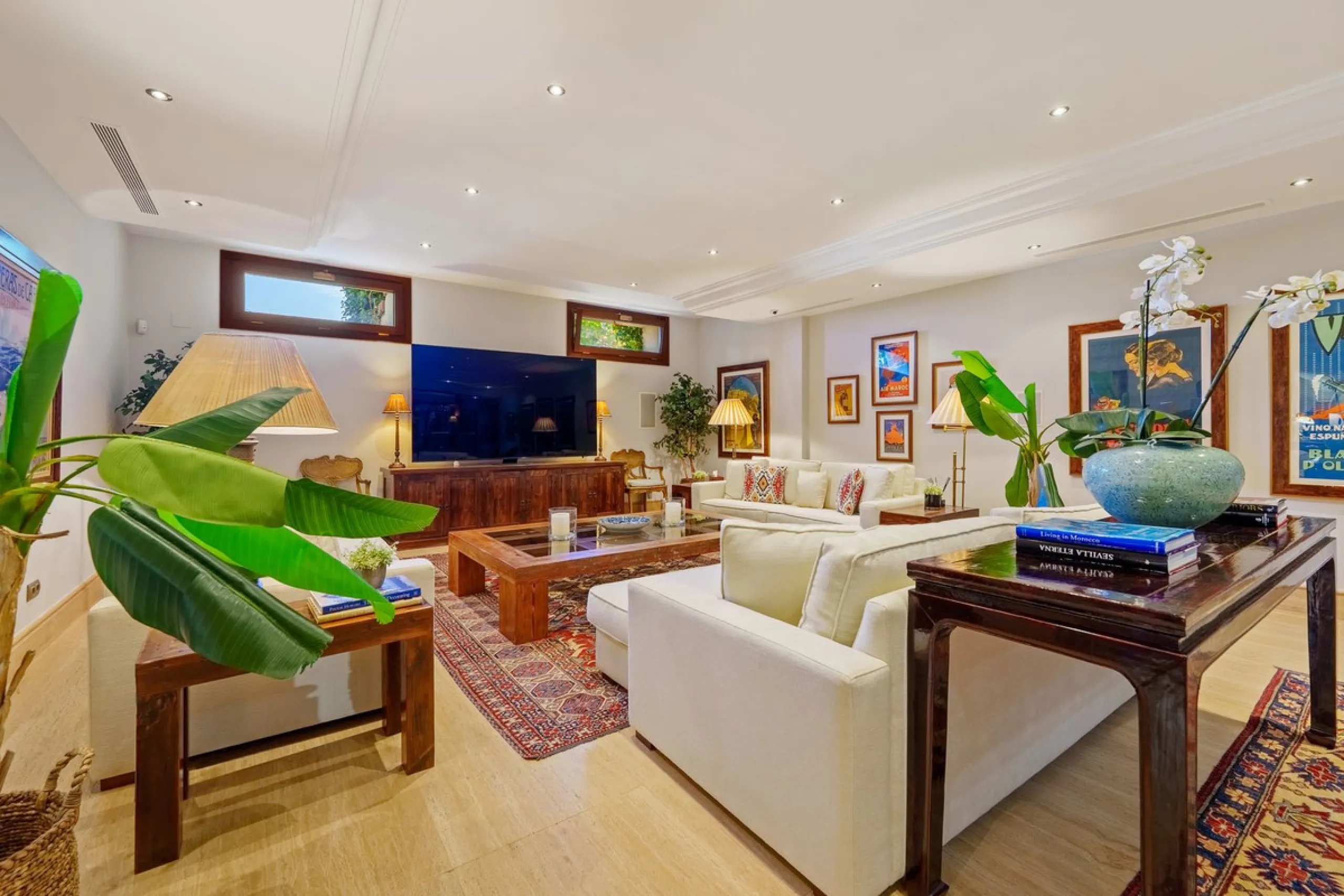 This outstanding Andalusian-style villa is presented in excellent condition and occupies a privileged position in Las Lomas del Marbella Club, at the very heart of Marbella's prestigious Golden Mile. Surrounded by 20,000 m² of lush green forest, the prope