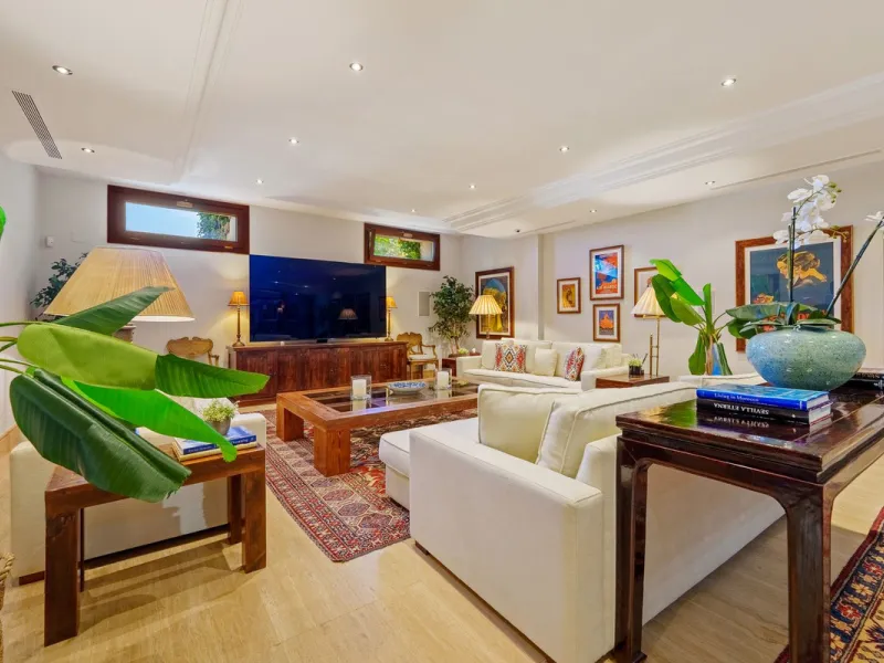 This outstanding Andalusian-style villa is presented in excellent condition and occupies a privileged position in Las Lomas del Marbella Club, at the very heart of Marbella's prestigious Golden Mile. Surrounded by 20,000 m² of lush green forest, the prope