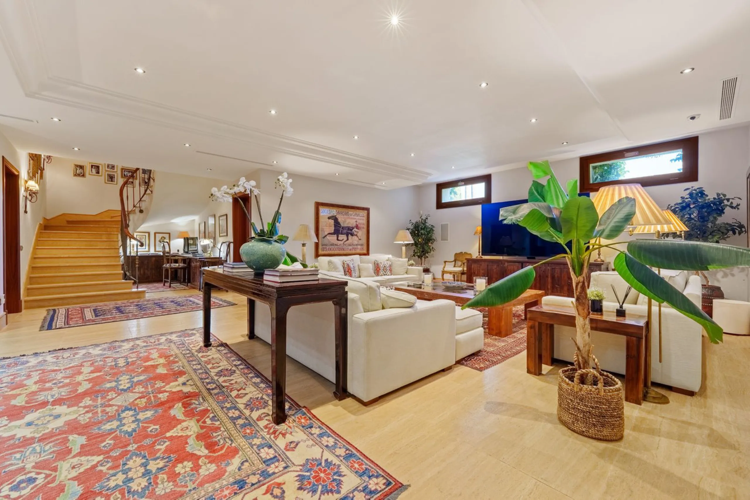 This outstanding Andalusian-style villa is presented in excellent condition and occupies a privileged position in Las Lomas del Marbella Club, at the very heart of Marbella's prestigious Golden Mile. Surrounded by 20,000 m² of lush green forest, the prope