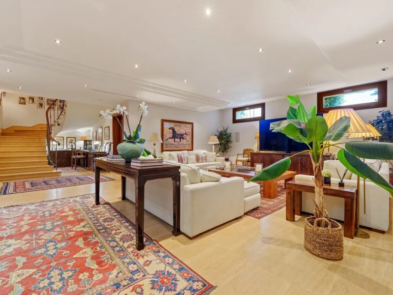 This outstanding Andalusian-style villa is presented in excellent condition and occupies a privileged position in Las Lomas del Marbella Club, at the very heart of Marbella's prestigious Golden Mile. Surrounded by 20,000 m² of lush green forest, the prope