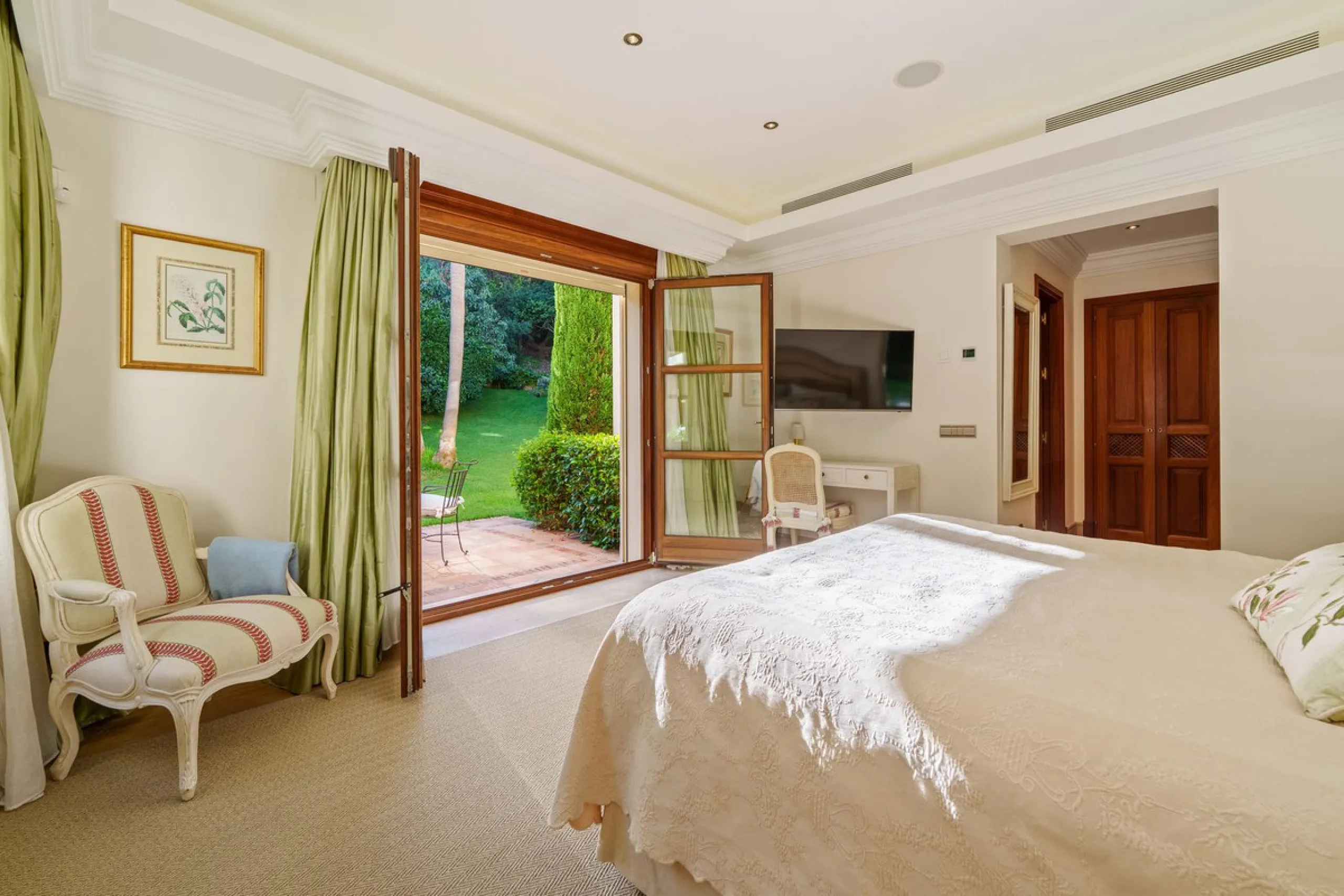 This outstanding Andalusian-style villa is presented in excellent condition and occupies a privileged position in Las Lomas del Marbella Club, at the very heart of Marbella's prestigious Golden Mile. Surrounded by 20,000 m² of lush green forest, the prope