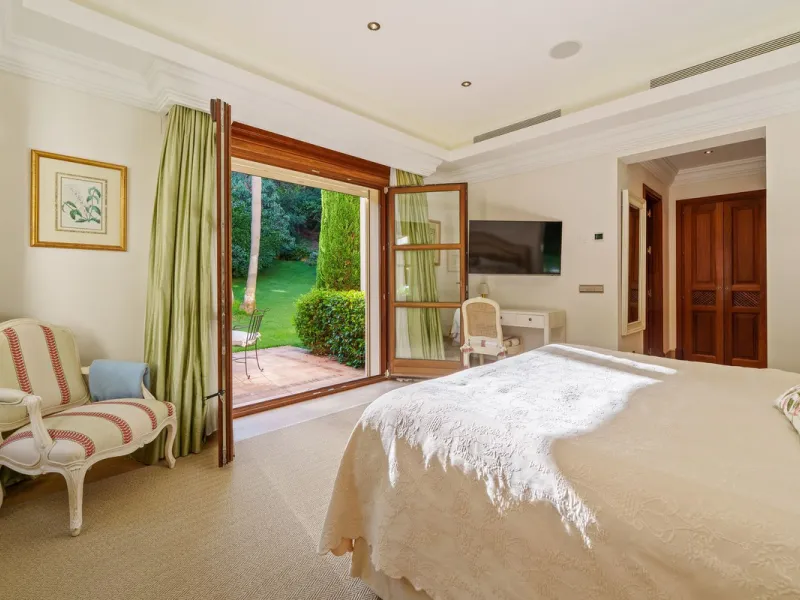 This outstanding Andalusian-style villa is presented in excellent condition and occupies a privileged position in Las Lomas del Marbella Club, at the very heart of Marbella's prestigious Golden Mile. Surrounded by 20,000 m² of lush green forest, the prope