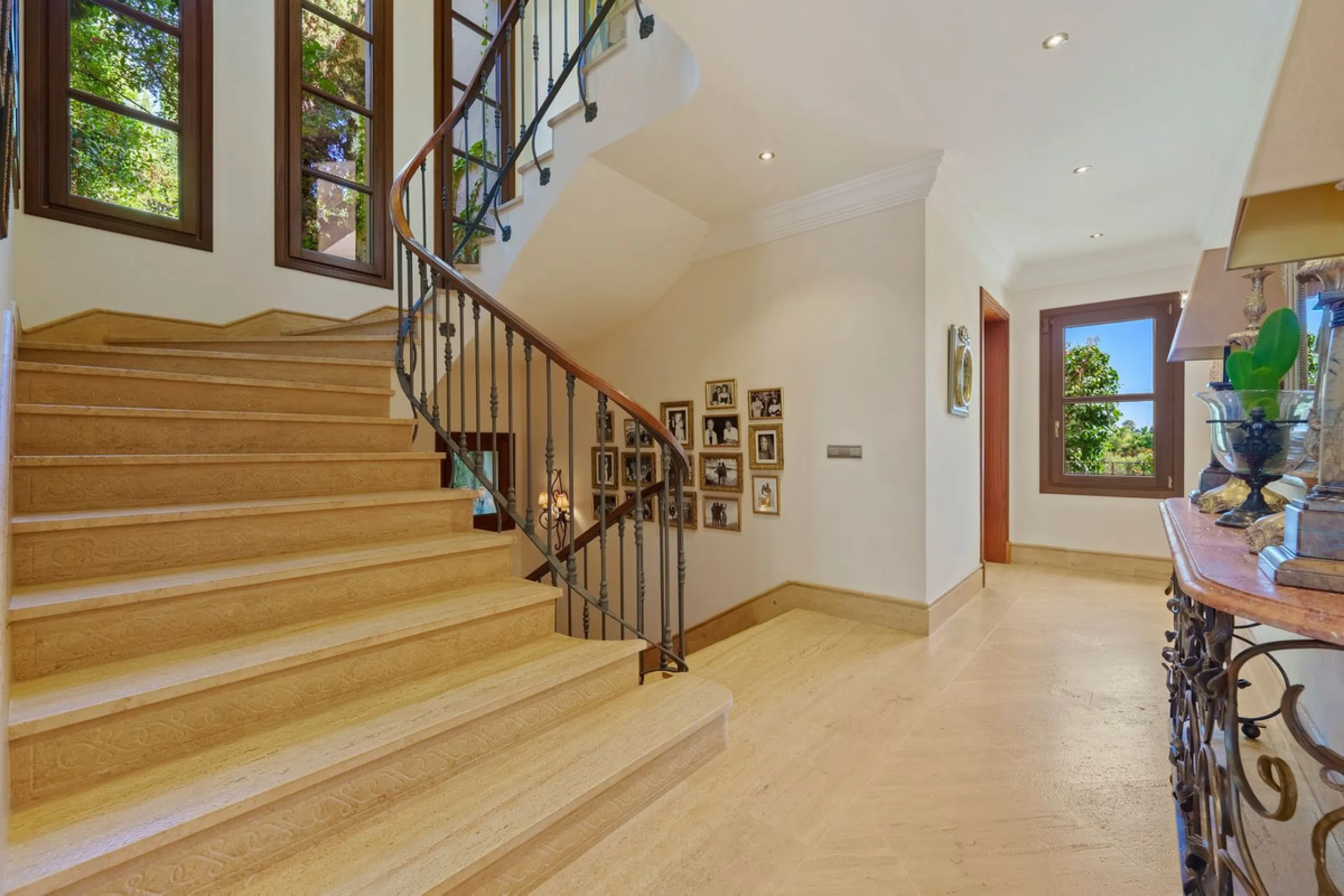 This outstanding Andalusian-style villa is presented in excellent condition and occupies a privileged position in Las Lomas del Marbella Club, at the very heart of Marbella's prestigious Golden Mile. Surrounded by 20,000 m² of lush green forest, the prope