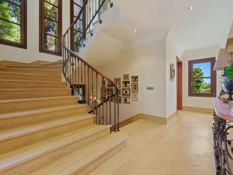 This outstanding Andalusian-style villa is presented in excellent condition and occupies a privileged position in Las Lomas del Marbella Club, at the very heart of Marbella's prestigious Golden Mile. Surrounded by 20,000 m² of lush green forest, the prope