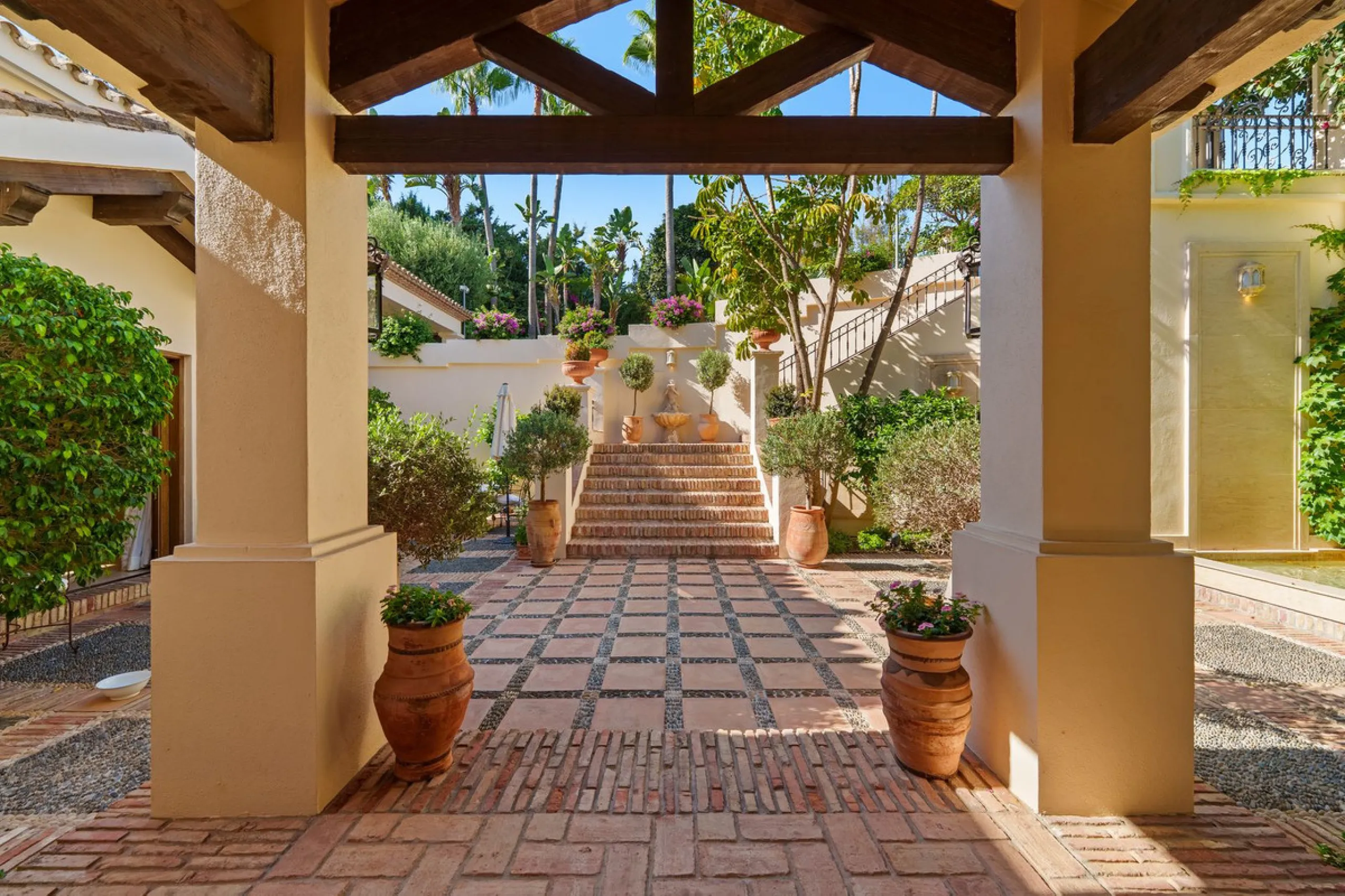 This outstanding Andalusian-style villa is presented in excellent condition and occupies a privileged position in Las Lomas del Marbella Club, at the very heart of Marbella's prestigious Golden Mile. Surrounded by 20,000 m² of lush green forest, the prope
