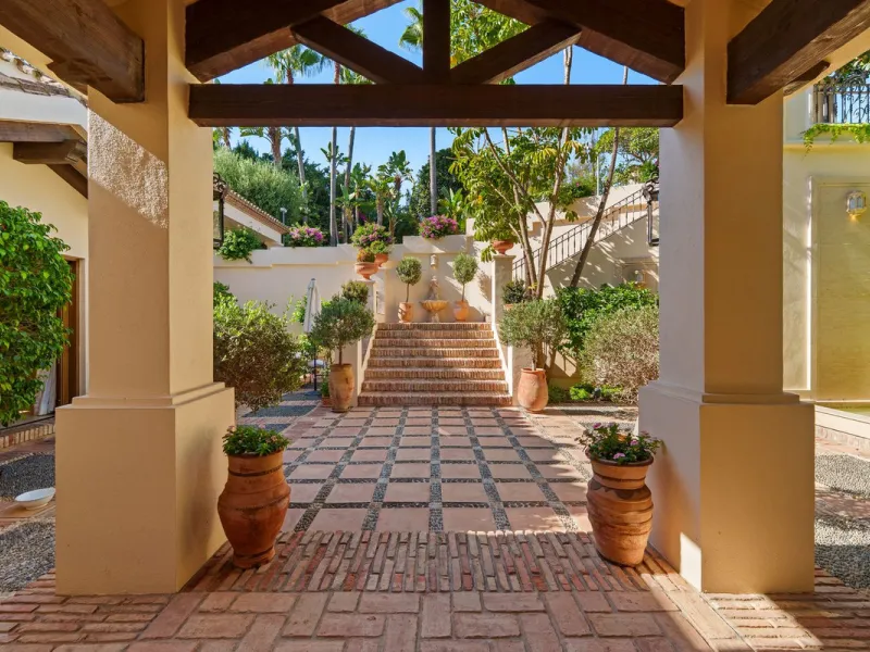 This outstanding Andalusian-style villa is presented in excellent condition and occupies a privileged position in Las Lomas del Marbella Club, at the very heart of Marbella's prestigious Golden Mile. Surrounded by 20,000 m² of lush green forest, the prope