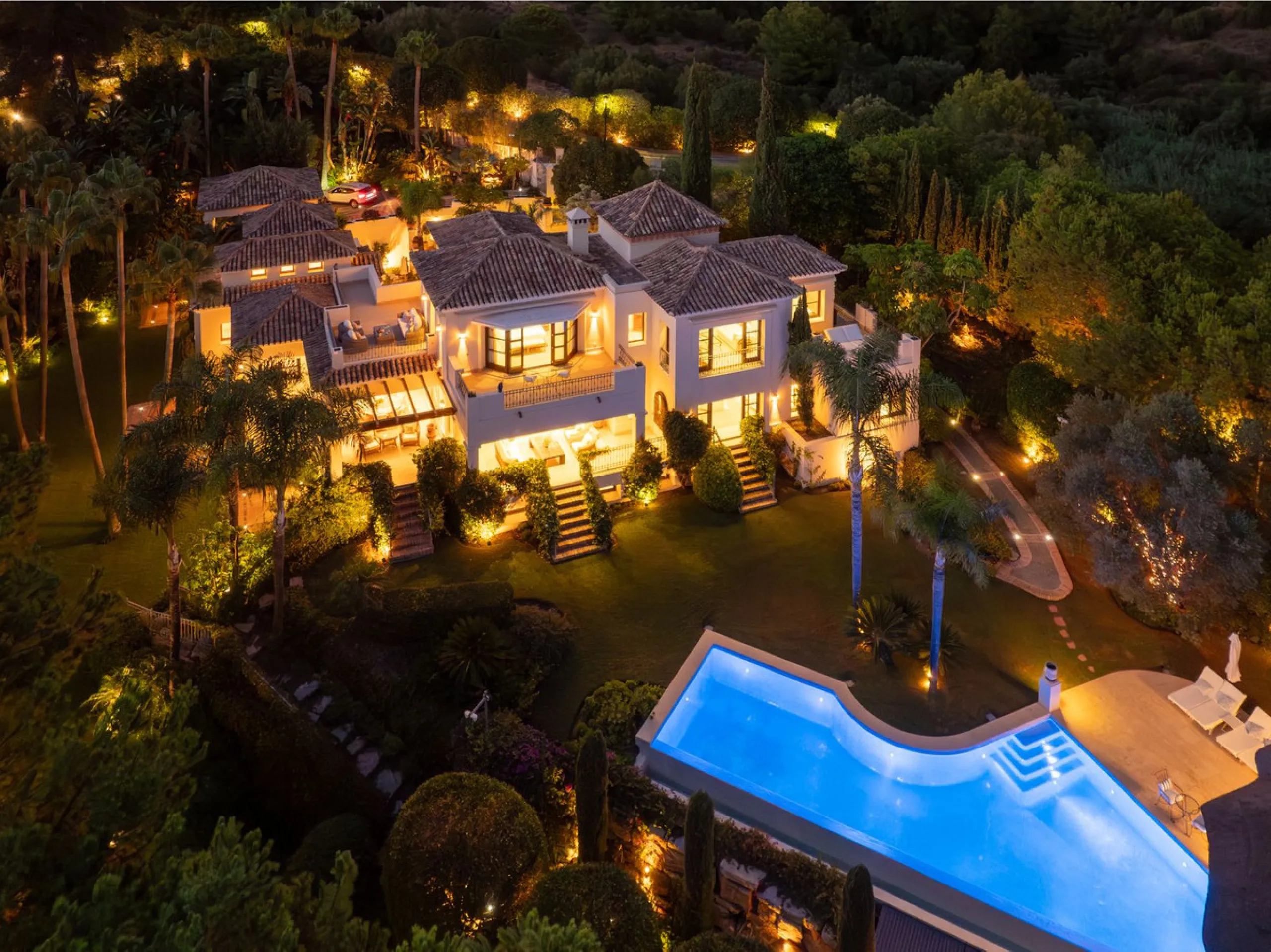 This outstanding Andalusian-style villa is presented in excellent condition and occupies a privileged position in Las Lomas del Marbella Club, at the very heart of Marbella's prestigious Golden Mile. Surrounded by 20,000 m² of lush green forest, the prope