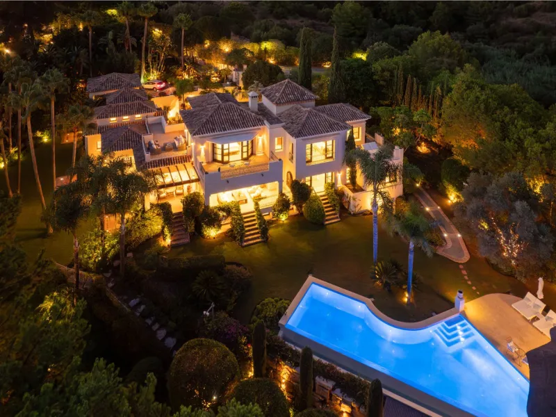 This outstanding Andalusian-style villa is presented in excellent condition and occupies a privileged position in Las Lomas del Marbella Club, at the very heart of Marbella's prestigious Golden Mile. Surrounded by 20,000 m² of lush green forest, the prope