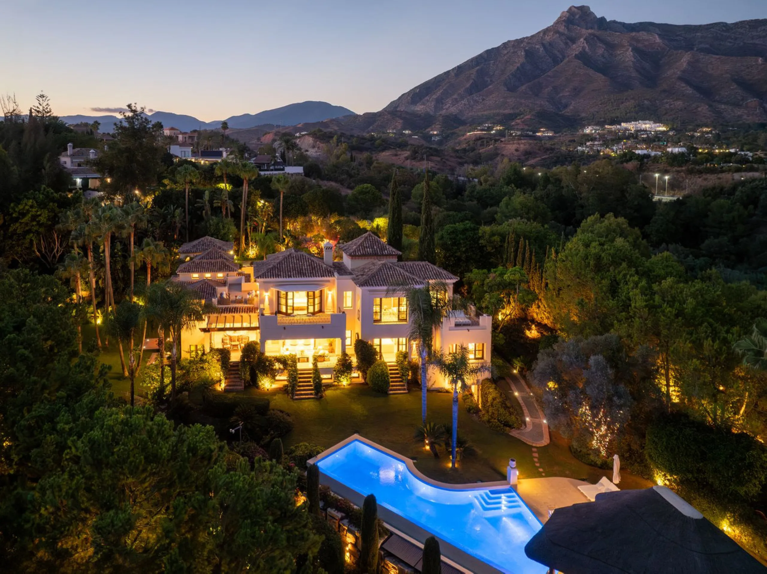 This outstanding Andalusian-style villa is presented in excellent condition and occupies a privileged position in Las Lomas del Marbella Club, at the very heart of Marbella's prestigious Golden Mile. Surrounded by 20,000 m² of lush green forest, the prope