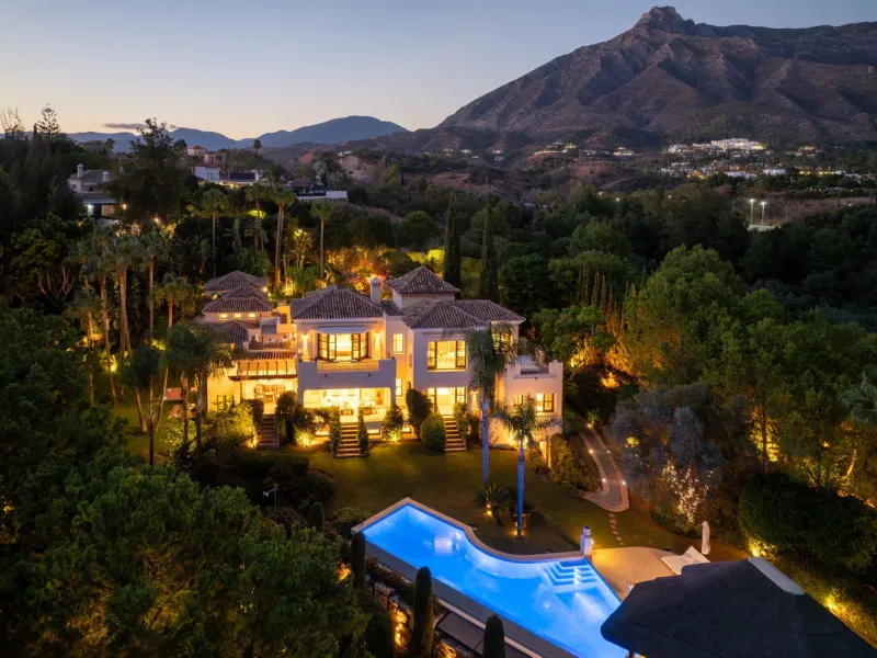 This outstanding Andalusian-style villa is presented in excellent condition and occupies a privileged position in Las Lomas del Marbella Club, at the very heart of Marbella's prestigious Golden Mile. Surrounded by 20,000 m² of lush green forest, the prope