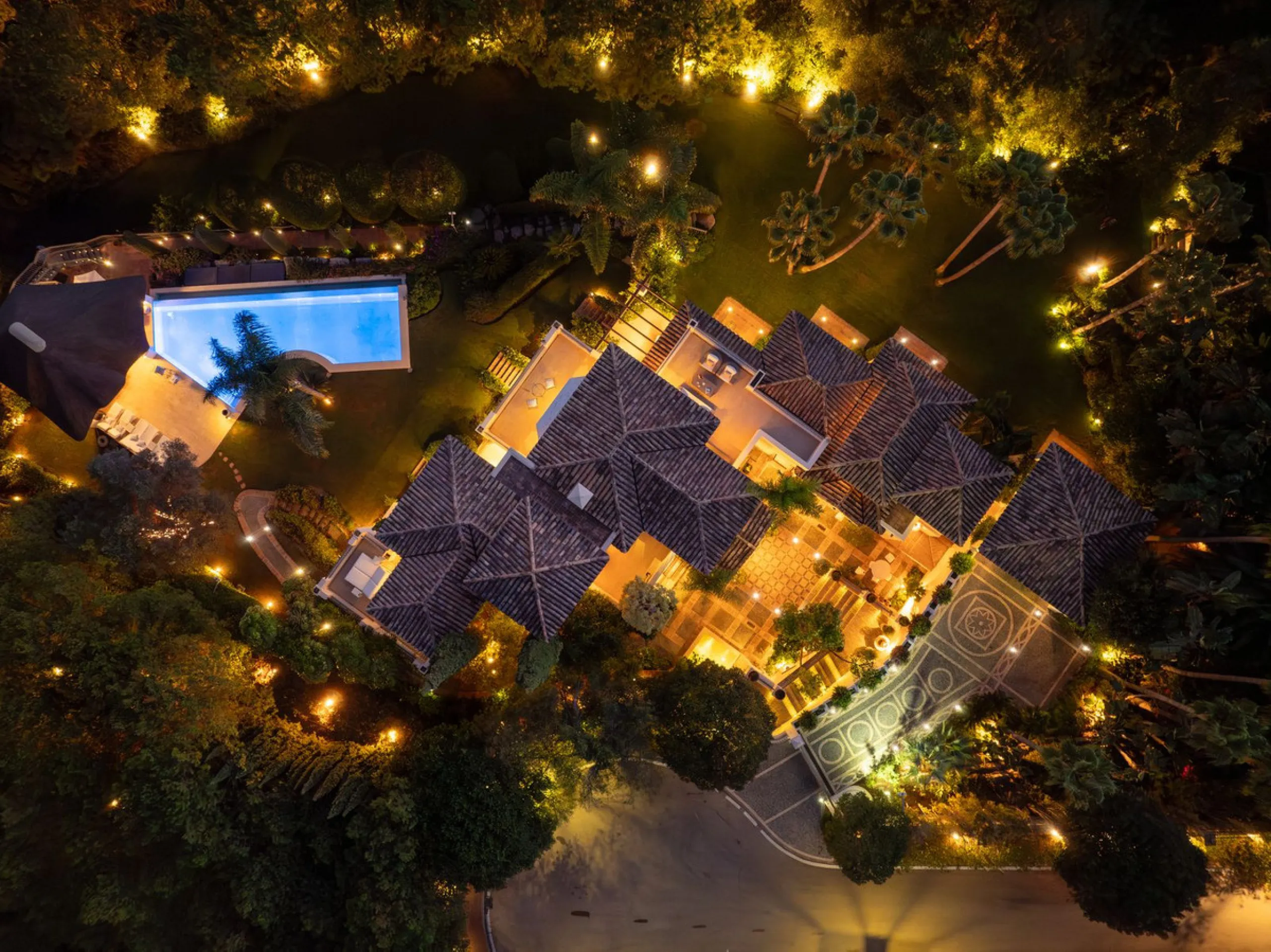 This outstanding Andalusian-style villa is presented in excellent condition and occupies a privileged position in Las Lomas del Marbella Club, at the very heart of Marbella's prestigious Golden Mile. Surrounded by 20,000 m² of lush green forest, the prope