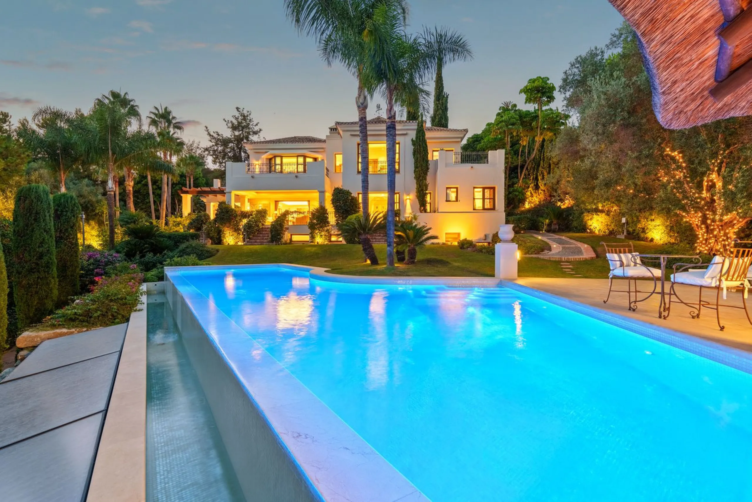 This outstanding Andalusian-style villa is presented in excellent condition and occupies a privileged position in Las Lomas del Marbella Club, at the very heart of Marbella's prestigious Golden Mile. Surrounded by 20,000 m² of lush green forest, the prope
