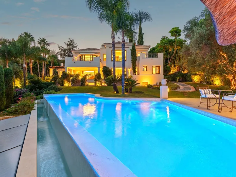 This outstanding Andalusian-style villa is presented in excellent condition and occupies a privileged position in Las Lomas del Marbella Club, at the very heart of Marbella's prestigious Golden Mile. Surrounded by 20,000 m² of lush green forest, the prope