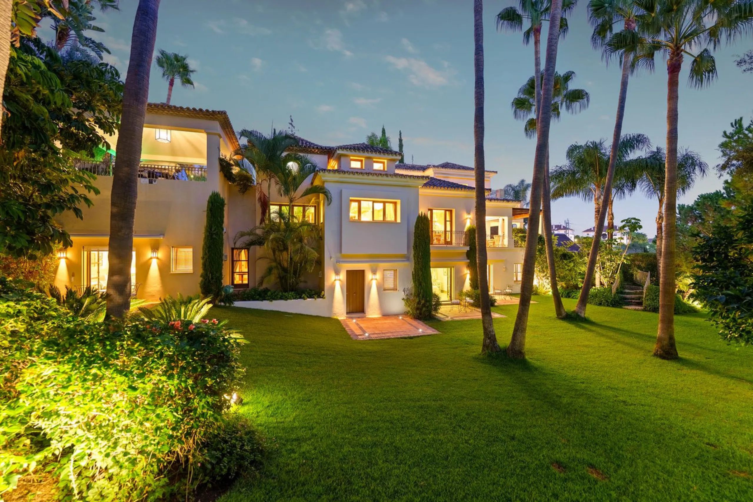 This outstanding Andalusian-style villa is presented in excellent condition and occupies a privileged position in Las Lomas del Marbella Club, at the very heart of Marbella's prestigious Golden Mile. Surrounded by 20,000 m² of lush green forest, the prope