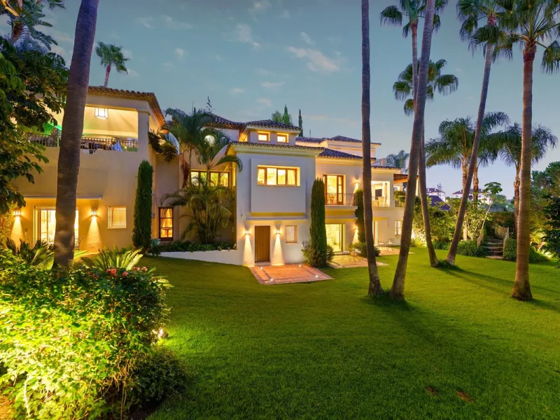 This outstanding Andalusian-style villa is presented in excellent condition and occupies a privileged position in Las Lomas del Marbella Club, at the very heart of Marbella's prestigious Golden Mile. Surrounded by 20,000 m² of lush green forest, the prope