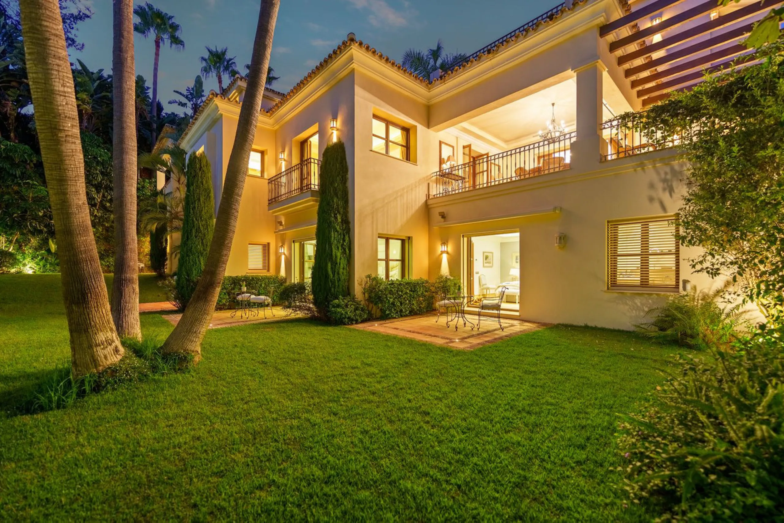 This outstanding Andalusian-style villa is presented in excellent condition and occupies a privileged position in Las Lomas del Marbella Club, at the very heart of Marbella's prestigious Golden Mile. Surrounded by 20,000 m² of lush green forest, the prope