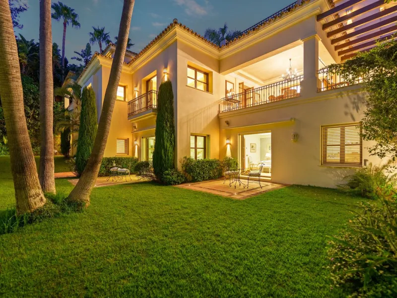 This outstanding Andalusian-style villa is presented in excellent condition and occupies a privileged position in Las Lomas del Marbella Club, at the very heart of Marbella's prestigious Golden Mile. Surrounded by 20,000 m² of lush green forest, the prope