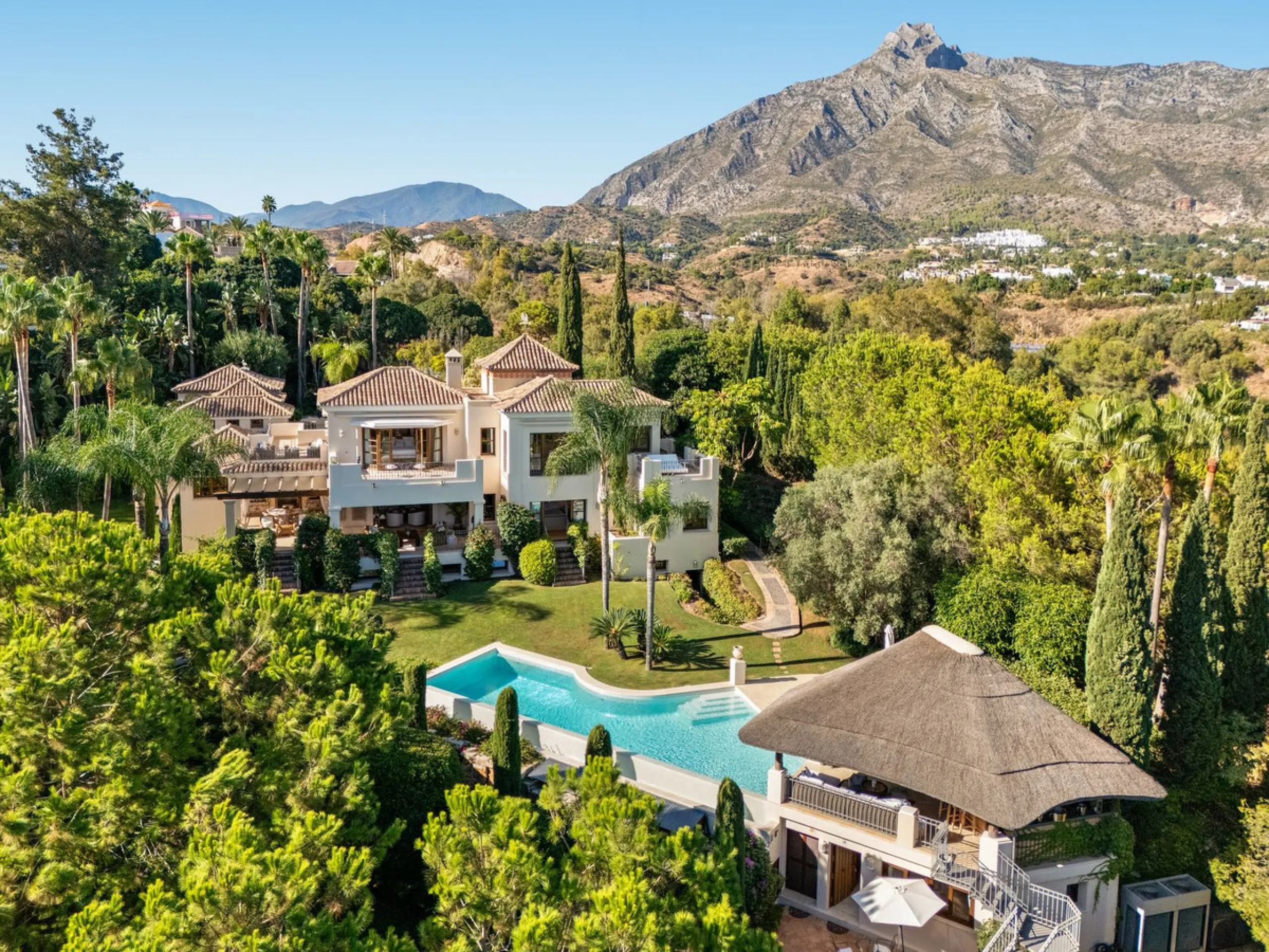 This outstanding Andalusian-style villa is presented in excellent condition and occupies a privileged position in Las Lomas del Marbella Club, at the very heart of Marbella's prestigious Golden Mile. Surrounded by 20,000 m² of lush green forest, the prope