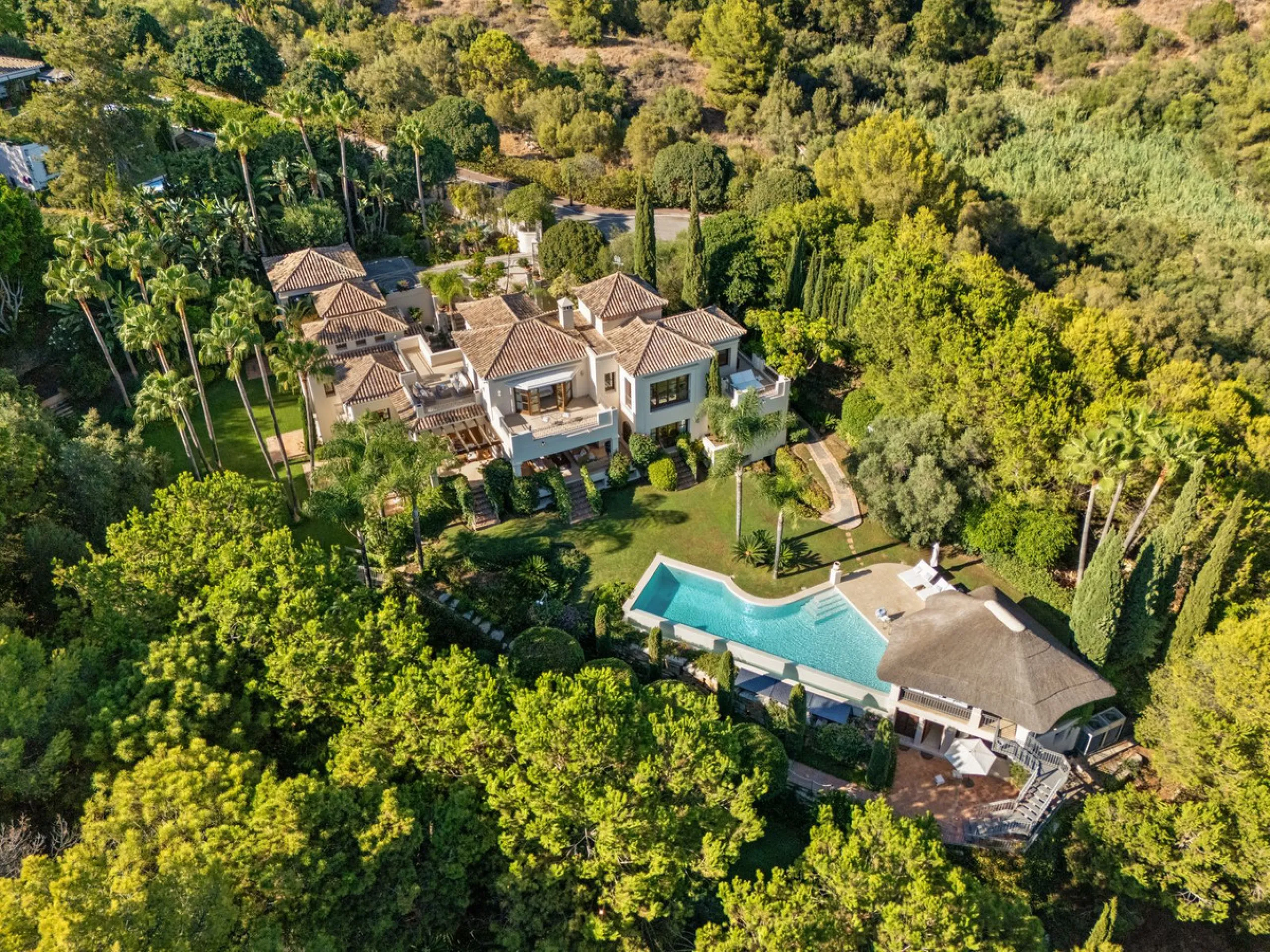 This outstanding Andalusian-style villa is presented in excellent condition and occupies a privileged position in Las Lomas del Marbella Club, at the very heart of Marbella's prestigious Golden Mile. Surrounded by 20,000 m² of lush green forest, the prope