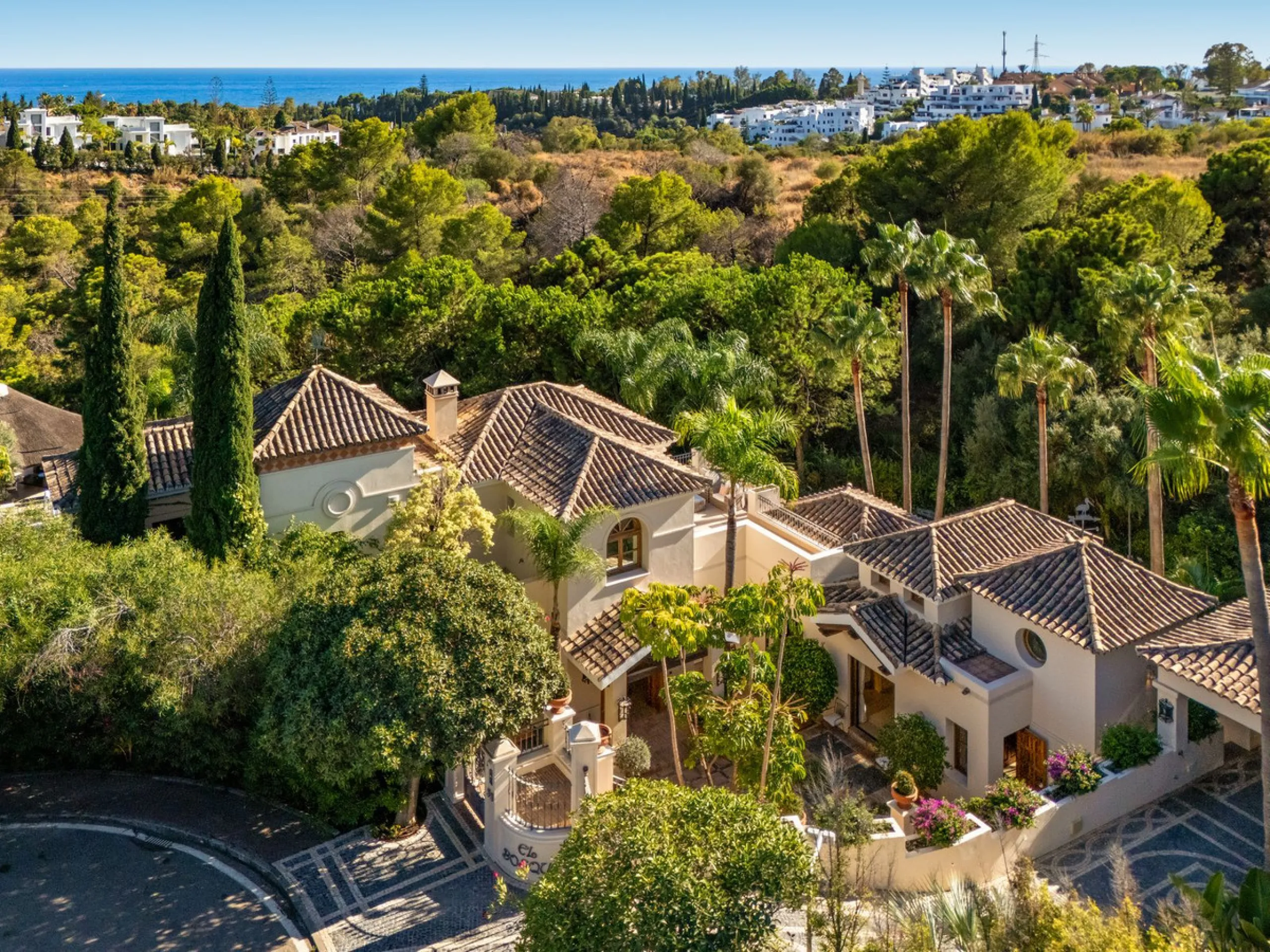 This outstanding Andalusian-style villa is presented in excellent condition and occupies a privileged position in Las Lomas del Marbella Club, at the very heart of Marbella's prestigious Golden Mile. Surrounded by 20,000 m² of lush green forest, the prope