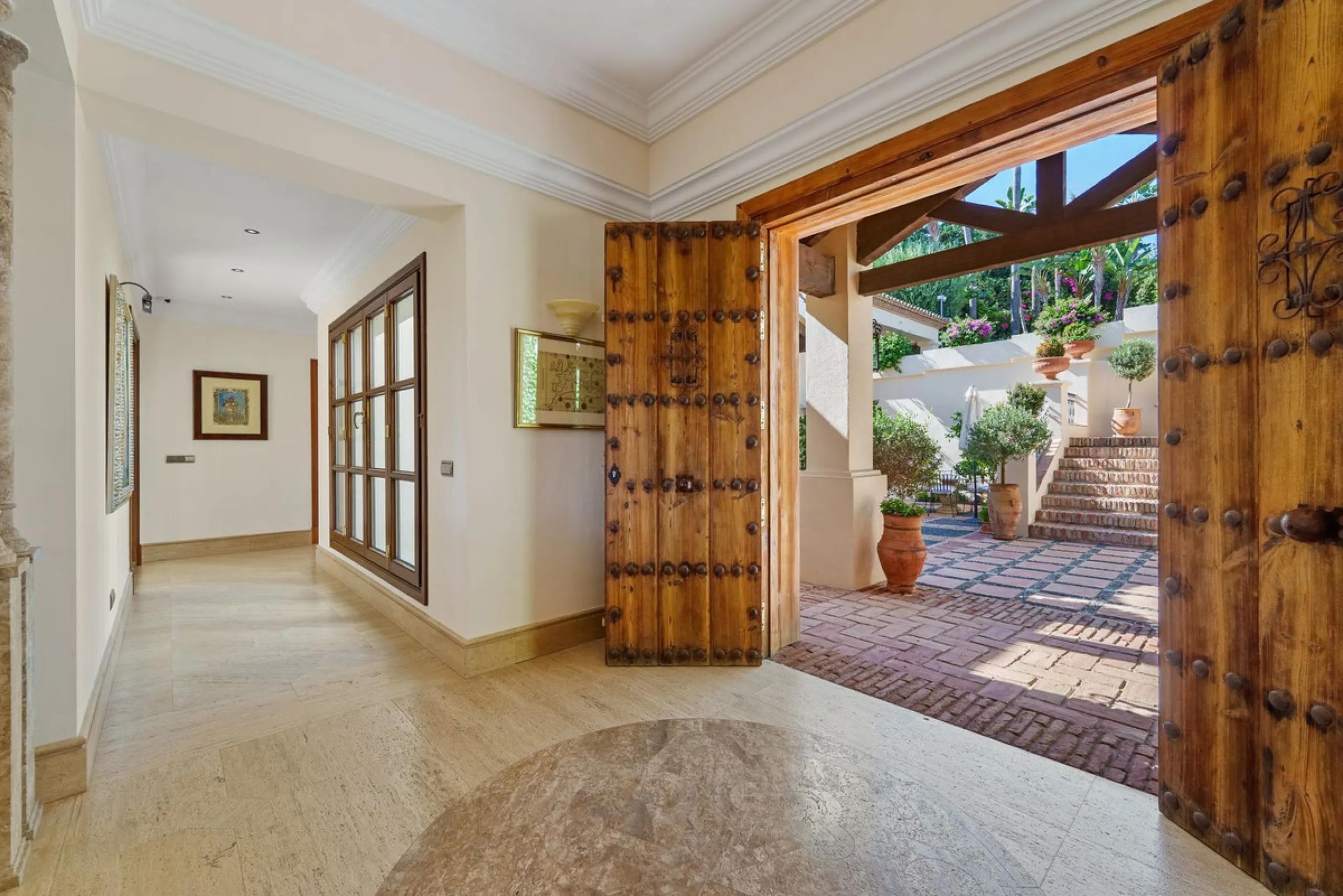 This outstanding Andalusian-style villa is presented in excellent condition and occupies a privileged position in Las Lomas del Marbella Club, at the very heart of Marbella's prestigious Golden Mile. Surrounded by 20,000 m² of lush green forest, the prope