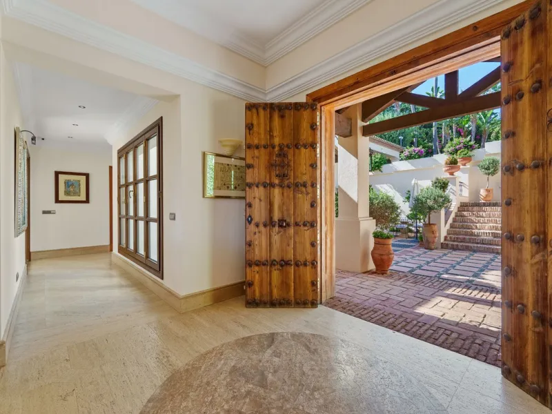 This outstanding Andalusian-style villa is presented in excellent condition and occupies a privileged position in Las Lomas del Marbella Club, at the very heart of Marbella's prestigious Golden Mile. Surrounded by 20,000 m² of lush green forest, the prope