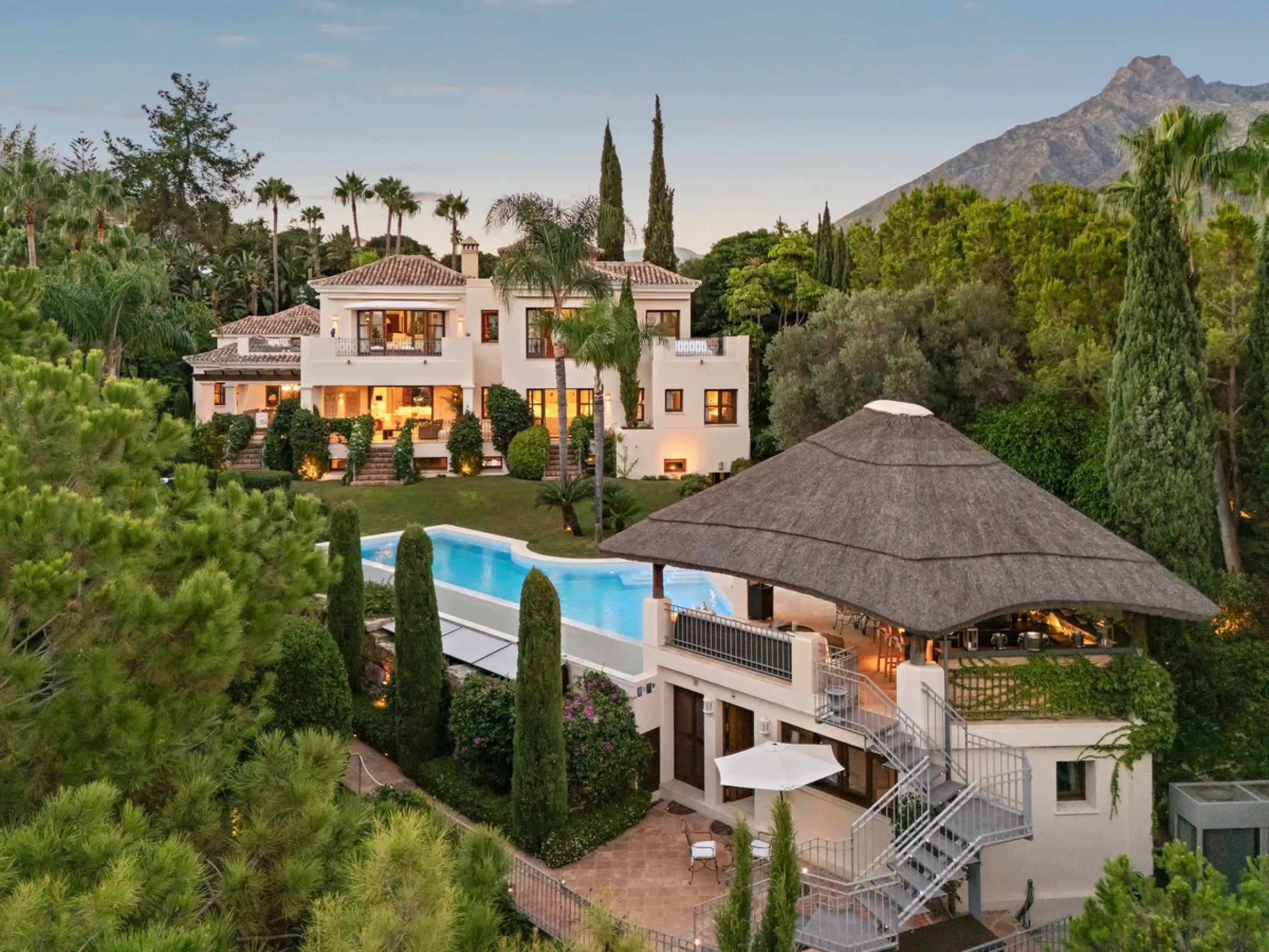 This outstanding Andalusian-style villa is presented in excellent condition and occupies a privileged position in Las Lomas del Marbella Club, at the very heart of Marbella's prestigious Golden Mile. Surrounded by 20,000 m² of lush green forest, the prope