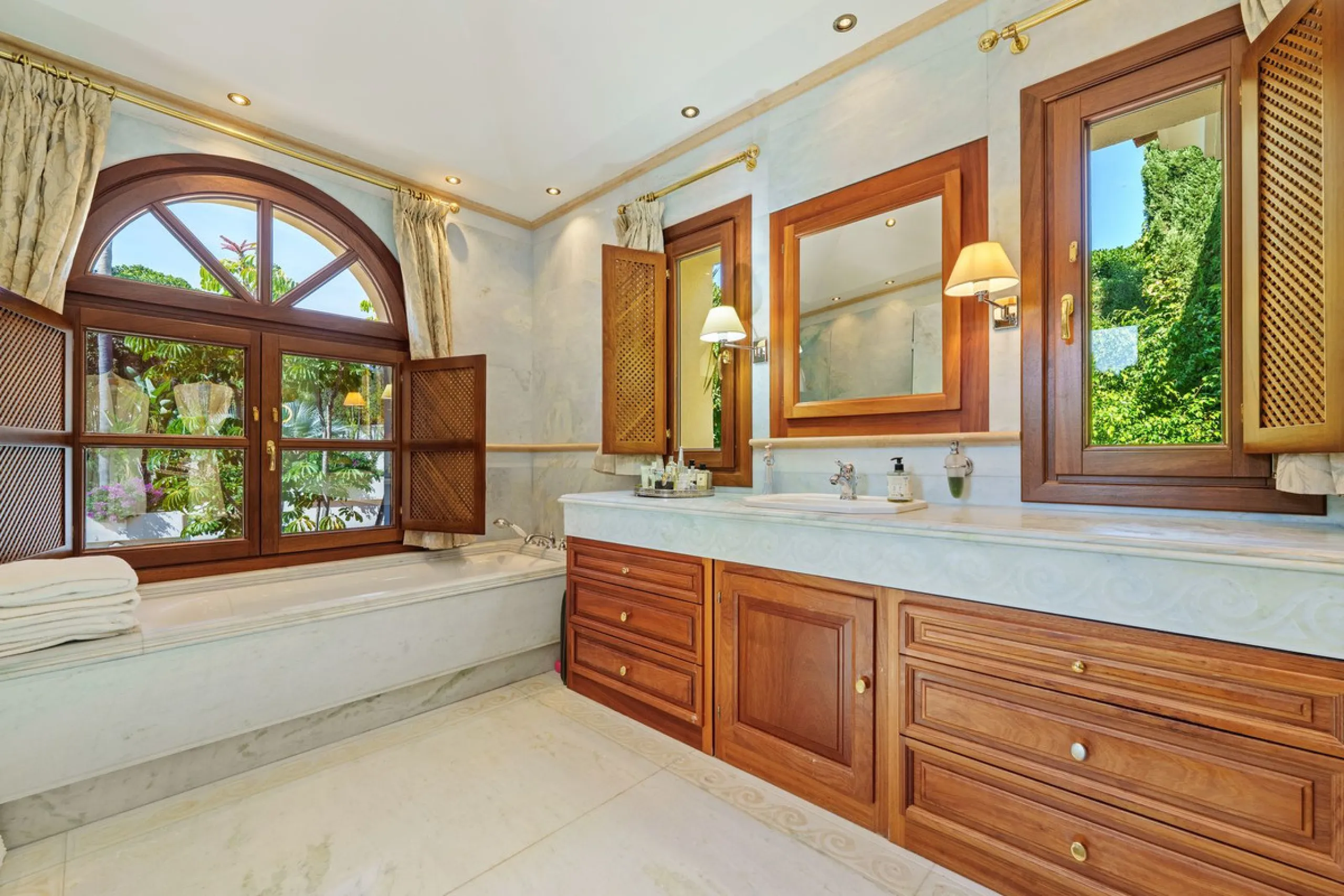 This outstanding Andalusian-style villa is presented in excellent condition and occupies a privileged position in Las Lomas del Marbella Club, at the very heart of Marbella's prestigious Golden Mile. Surrounded by 20,000 m² of lush green forest, the prope
