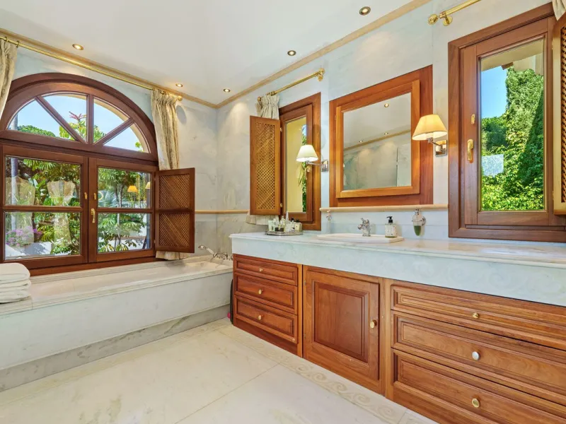 This outstanding Andalusian-style villa is presented in excellent condition and occupies a privileged position in Las Lomas del Marbella Club, at the very heart of Marbella's prestigious Golden Mile. Surrounded by 20,000 m² of lush green forest, the prope
