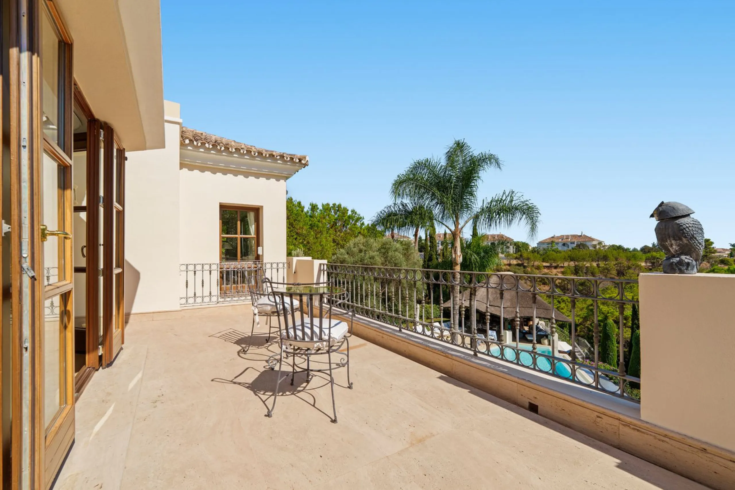 This outstanding Andalusian-style villa is presented in excellent condition and occupies a privileged position in Las Lomas del Marbella Club, at the very heart of Marbella's prestigious Golden Mile. Surrounded by 20,000 m² of lush green forest, the prope