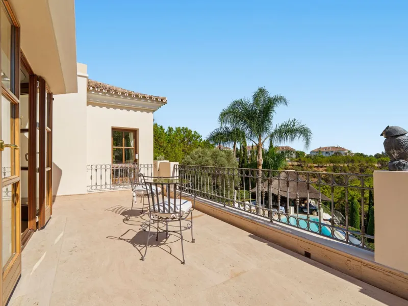 This outstanding Andalusian-style villa is presented in excellent condition and occupies a privileged position in Las Lomas del Marbella Club, at the very heart of Marbella's prestigious Golden Mile. Surrounded by 20,000 m² of lush green forest, the prope