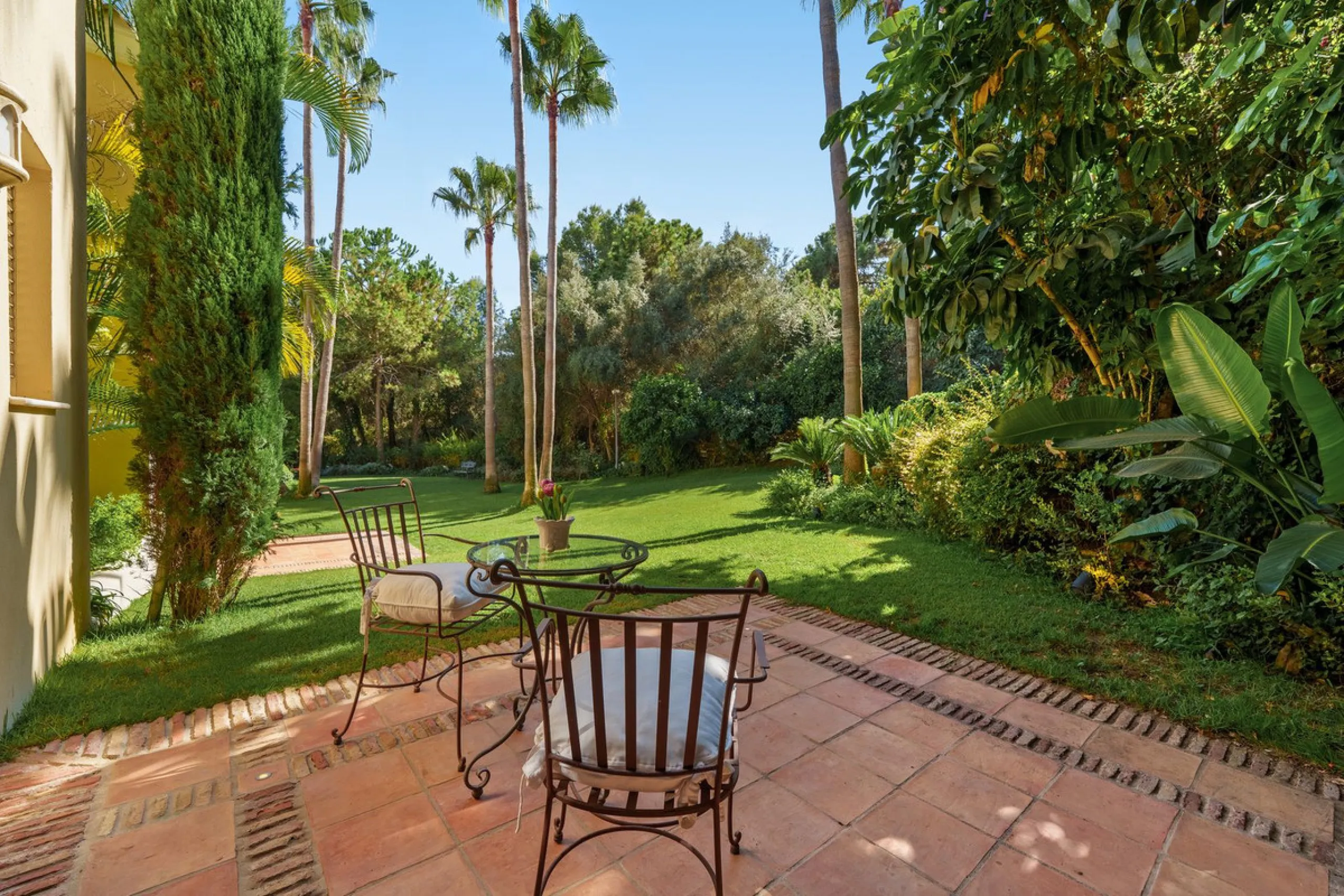 This outstanding Andalusian-style villa is presented in excellent condition and occupies a privileged position in Las Lomas del Marbella Club, at the very heart of Marbella's prestigious Golden Mile. Surrounded by 20,000 m² of lush green forest, the prope