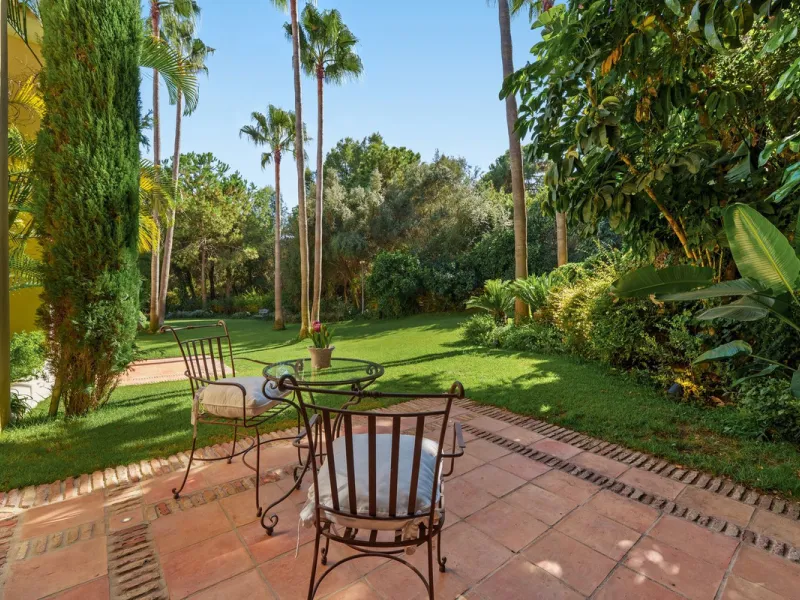 This outstanding Andalusian-style villa is presented in excellent condition and occupies a privileged position in Las Lomas del Marbella Club, at the very heart of Marbella's prestigious Golden Mile. Surrounded by 20,000 m² of lush green forest, the prope