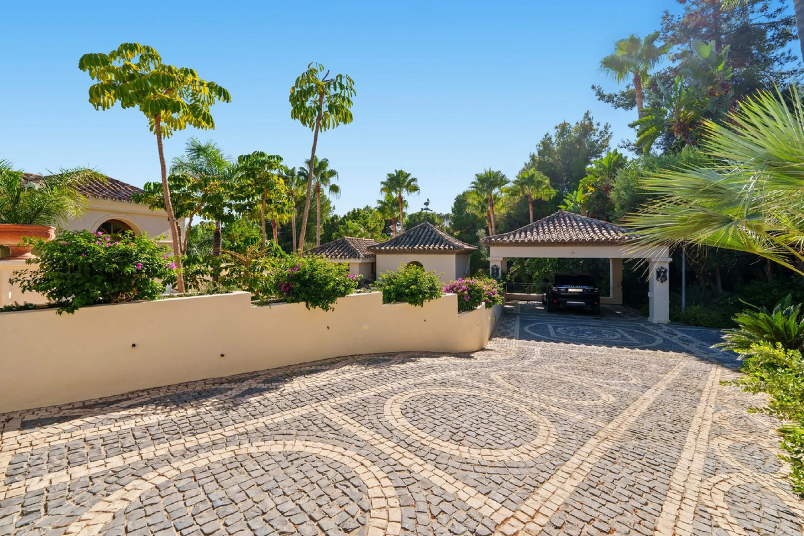 This outstanding Andalusian-style villa is presented in excellent condition and occupies a privileged position in Las Lomas del Marbella Club, at the very heart of Marbella's prestigious Golden Mile. Surrounded by 20,000 m² of lush green forest, the prope