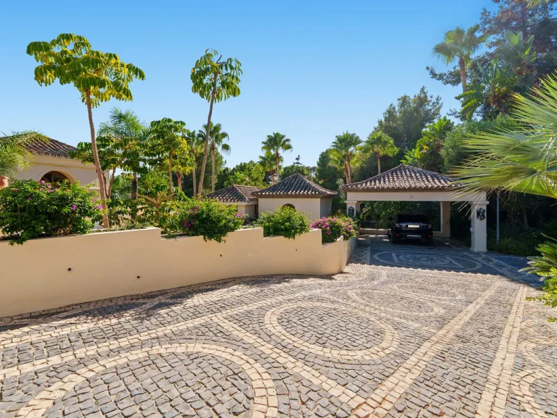 This outstanding Andalusian-style villa is presented in excellent condition and occupies a privileged position in Las Lomas del Marbella Club, at the very heart of Marbella's prestigious Golden Mile. Surrounded by 20,000 m² of lush green forest, the prope