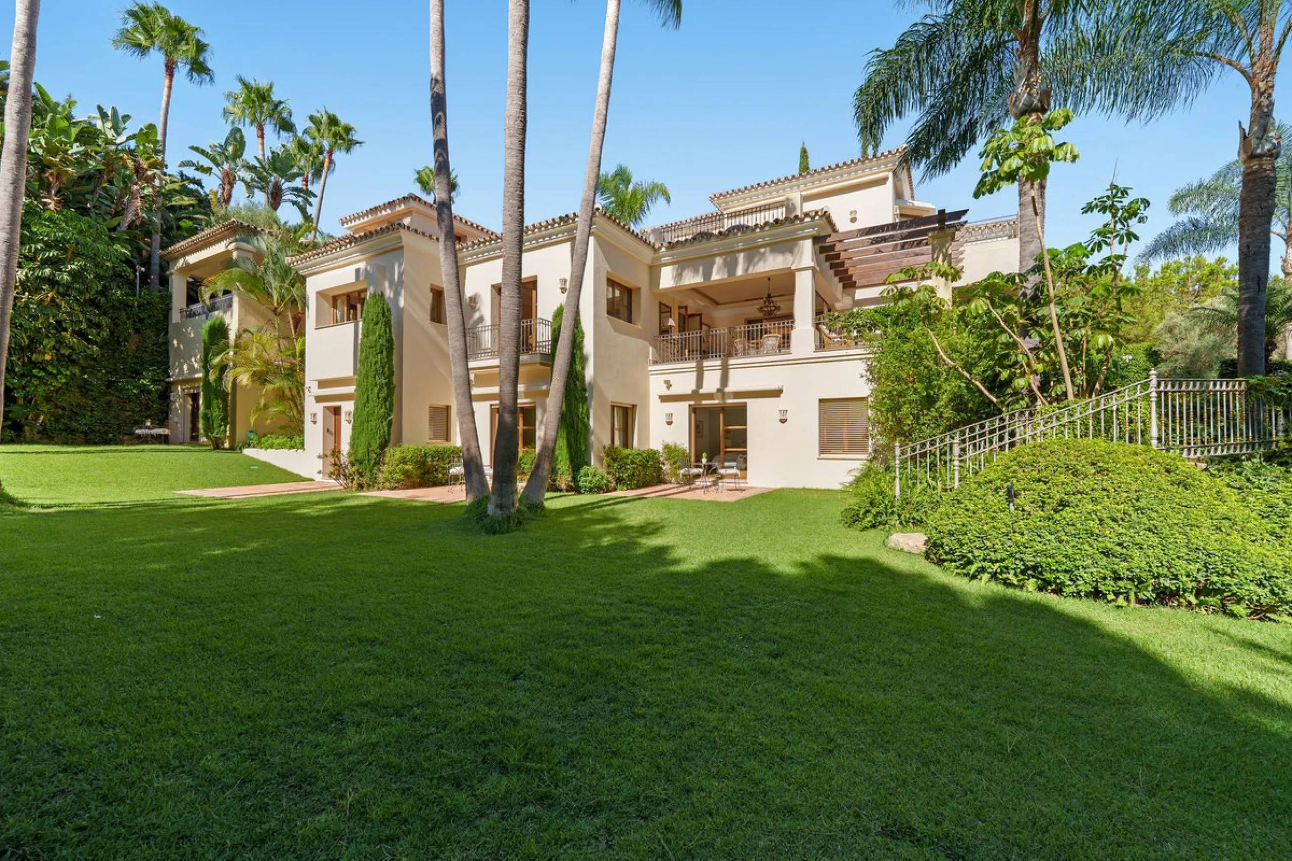 This outstanding Andalusian-style villa is presented in excellent condition and occupies a privileged position in Las Lomas del Marbella Club, at the very heart of Marbella's prestigious Golden Mile. Surrounded by 20,000 m² of lush green forest, the prope