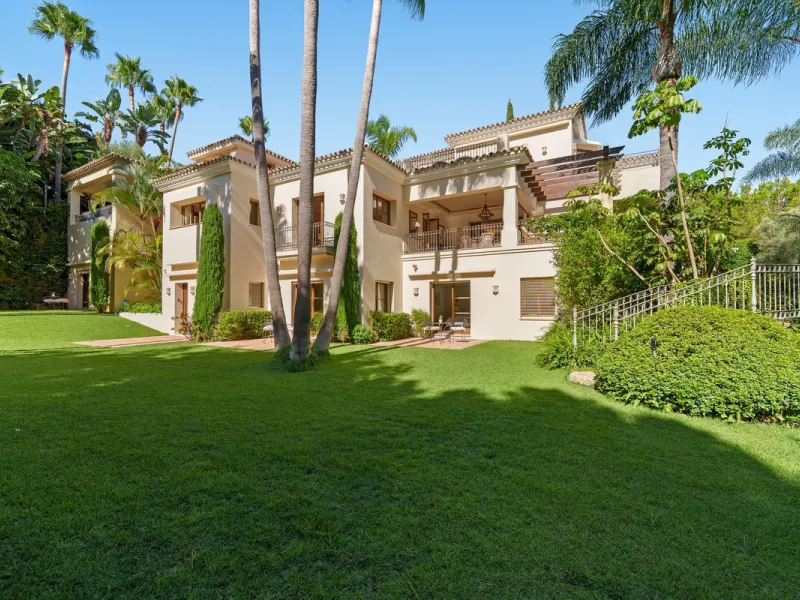 This outstanding Andalusian-style villa is presented in excellent condition and occupies a privileged position in Las Lomas del Marbella Club, at the very heart of Marbella's prestigious Golden Mile. Surrounded by 20,000 m² of lush green forest, the prope