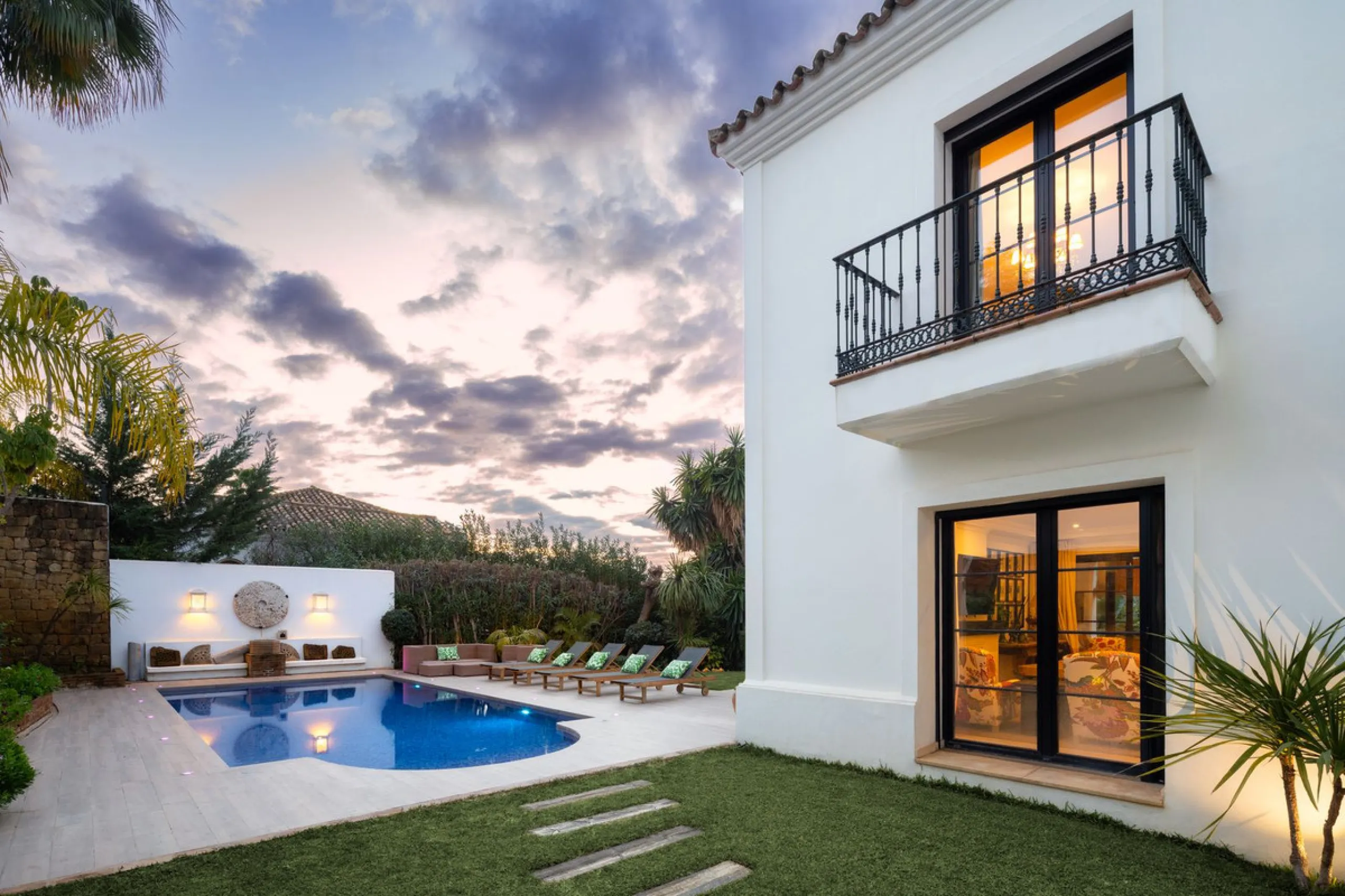 Discover this spectacular property located in the prestigious area of La Quinta, Benahavis, ideal for golf enthusiasts and Mediterranean living. With an unbeatable south-facing orientation, this residence enjoys abundant natural light throughout the day a