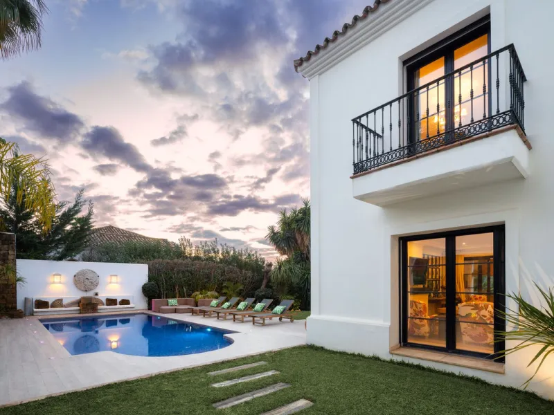 Discover this spectacular property located in the prestigious area of La Quinta, Benahavis, ideal for golf enthusiasts and Mediterranean living. With an unbeatable south-facing orientation, this residence enjoys abundant natural light throughout the day a